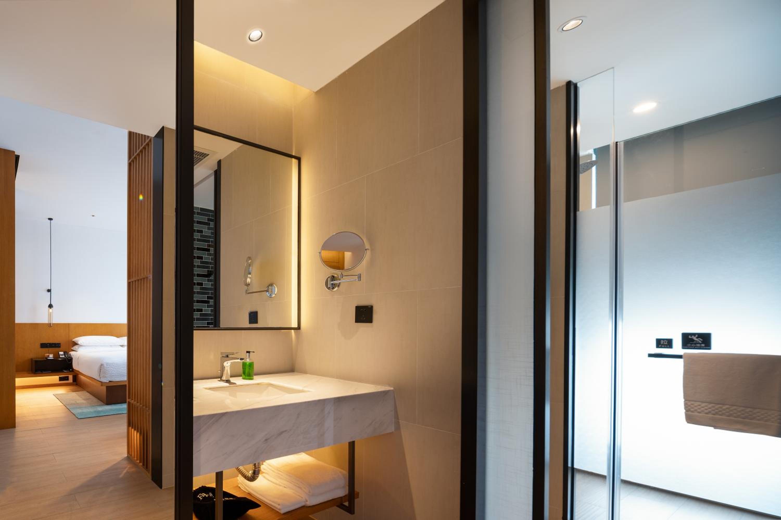 Standard, Guest room, 1 King - Photo 3