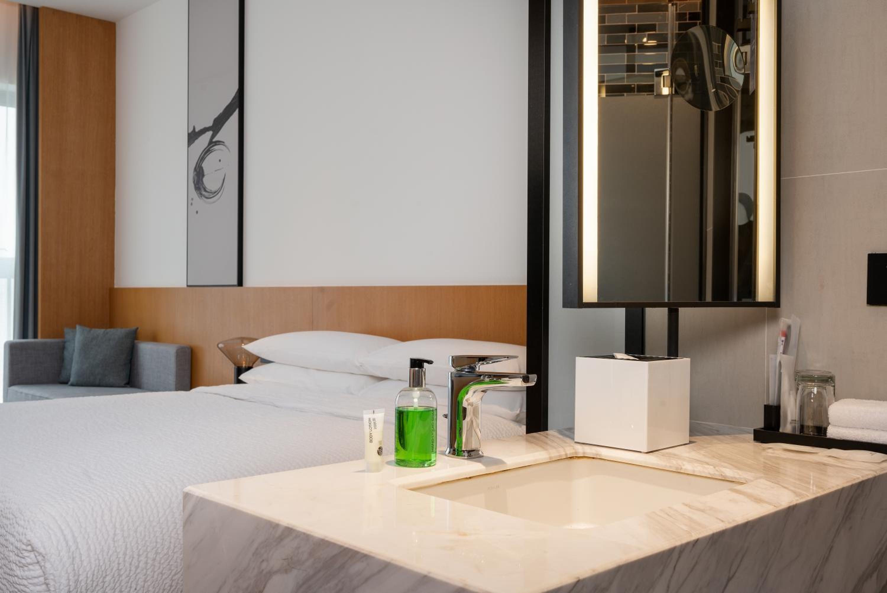 Superior, Guest room, 1 King - Photo 1