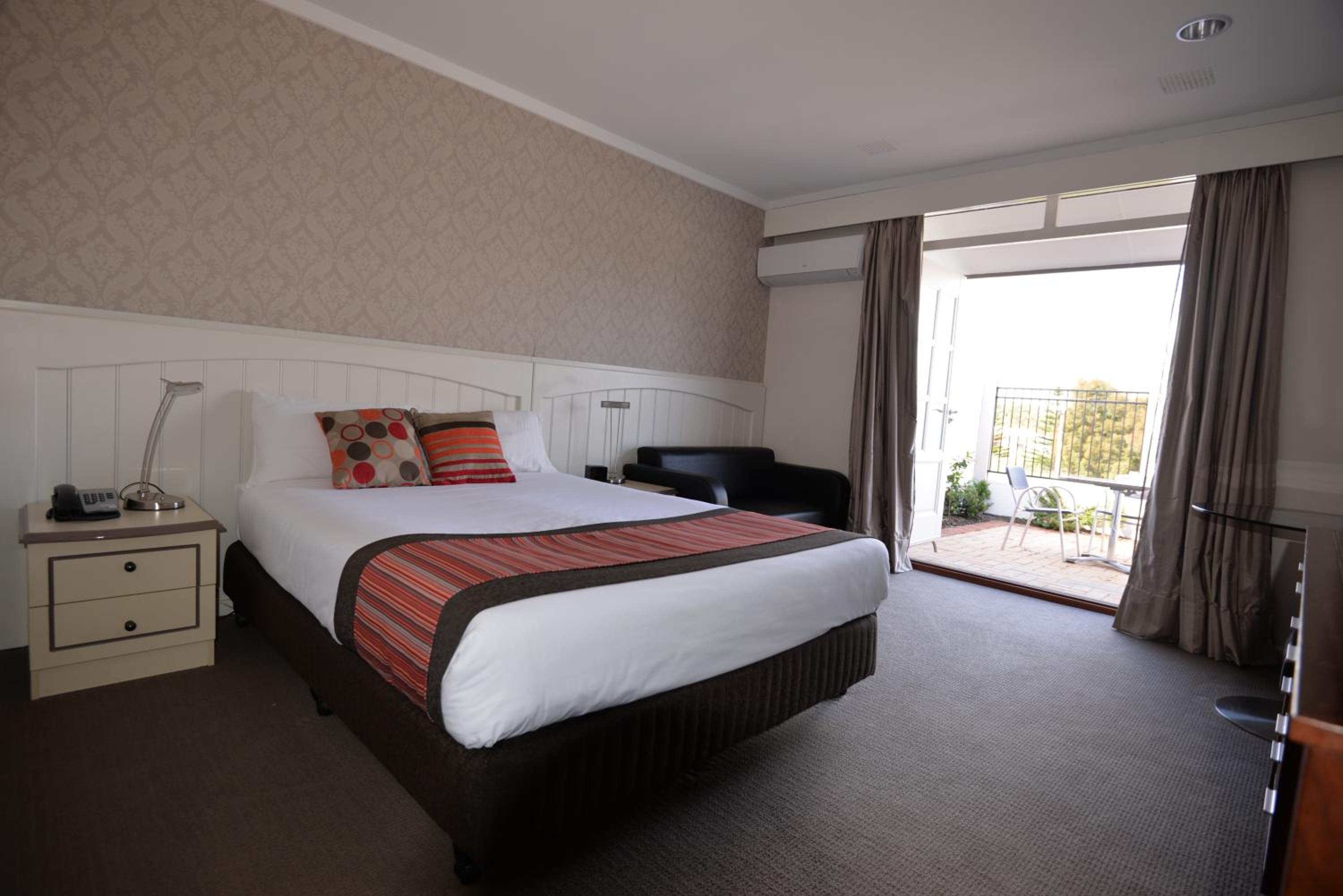 Queen Room with Courtyard - Photo 5