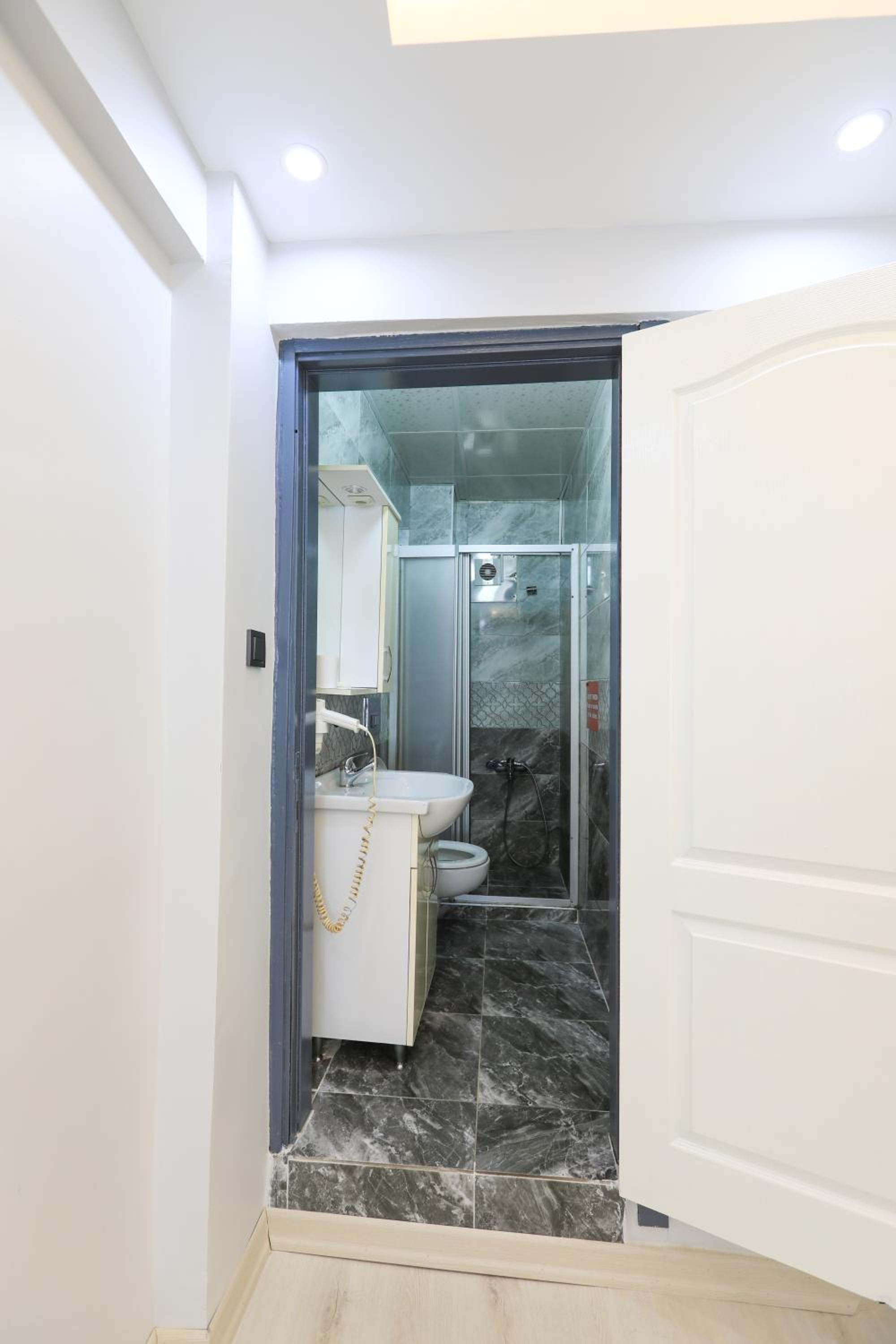 Quadruple Room with Private Bathroom photo 3