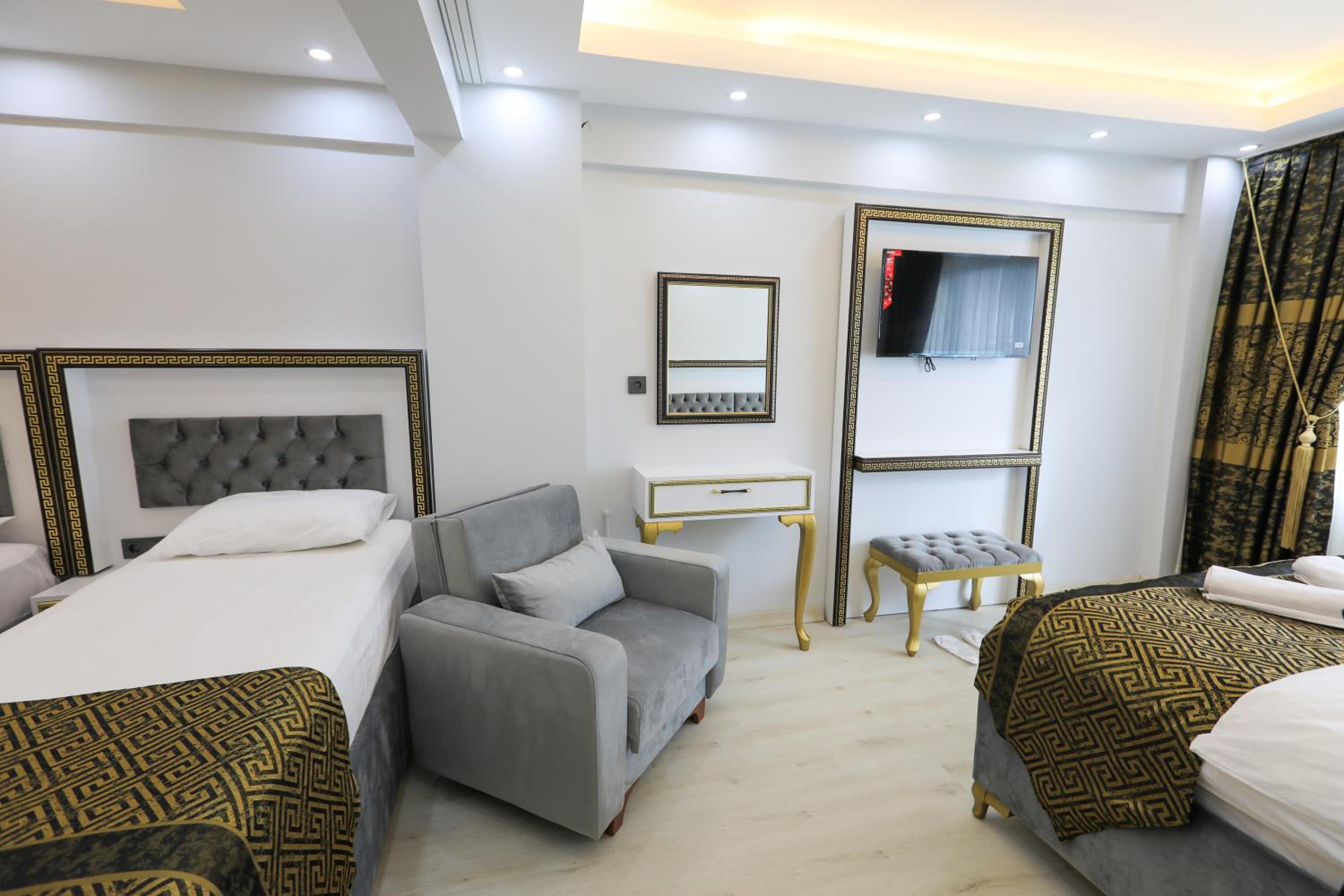 Quadruple Room with Private Bathroom photo 2