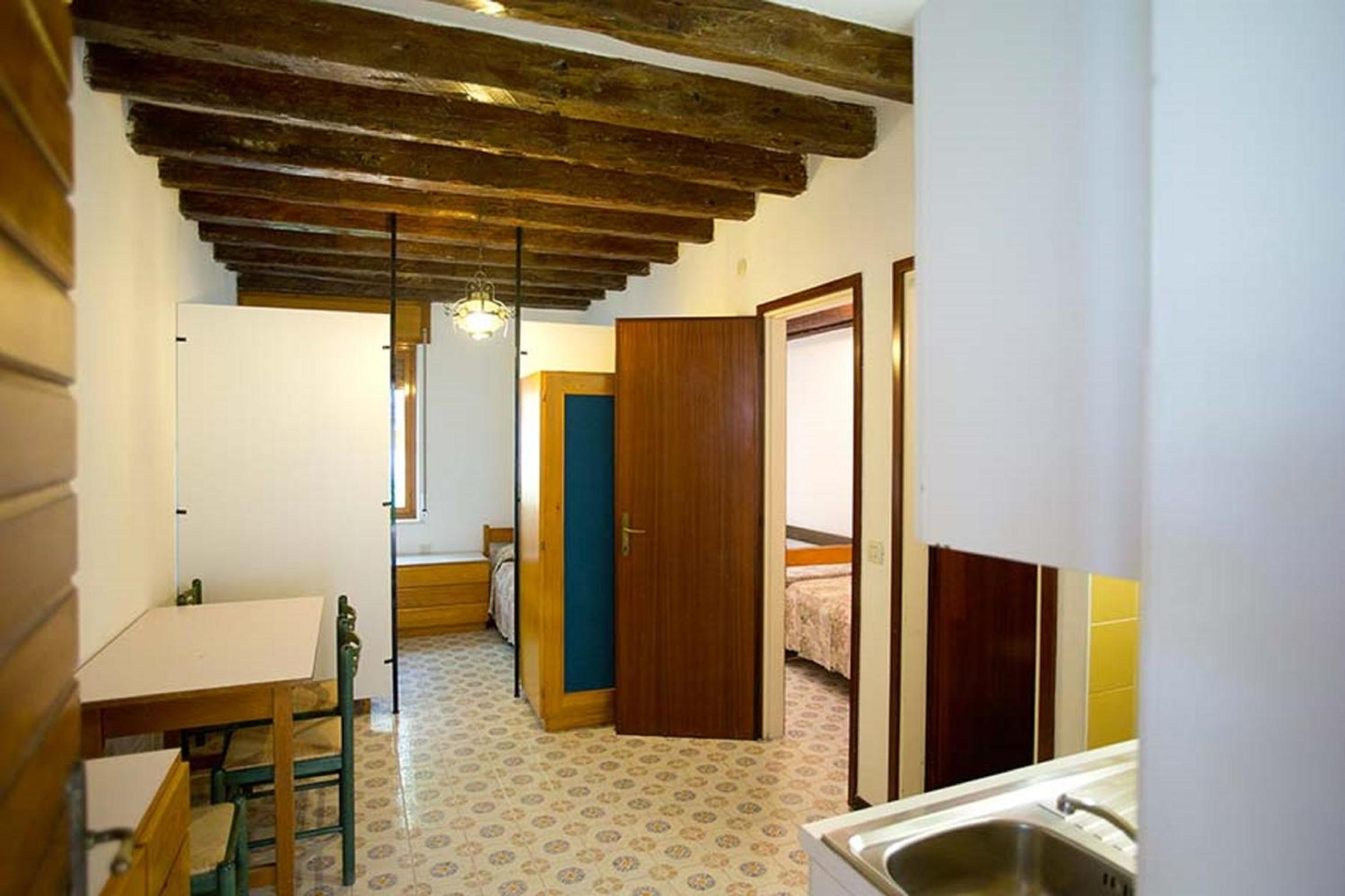 One-Bedroom Apartment (5 Adults)