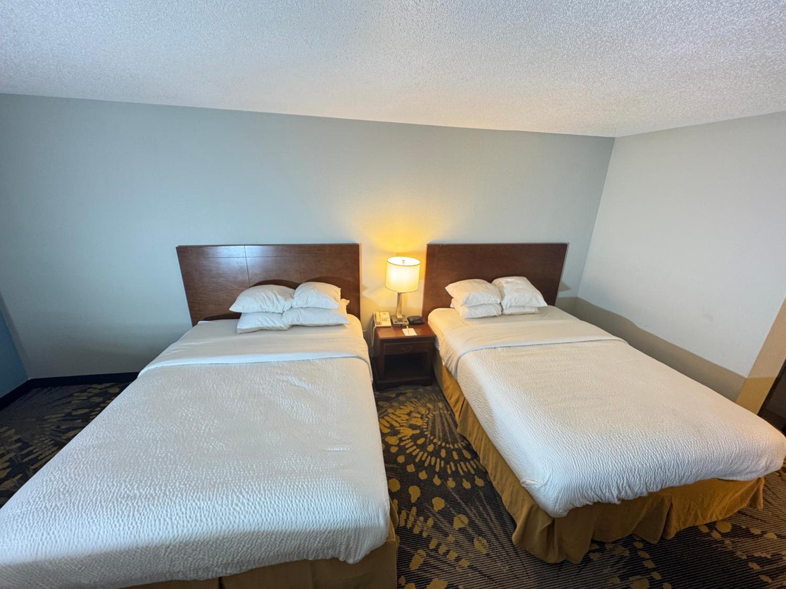 Queen Room with Two Queen Beds - Non-Smoking - Photo 10