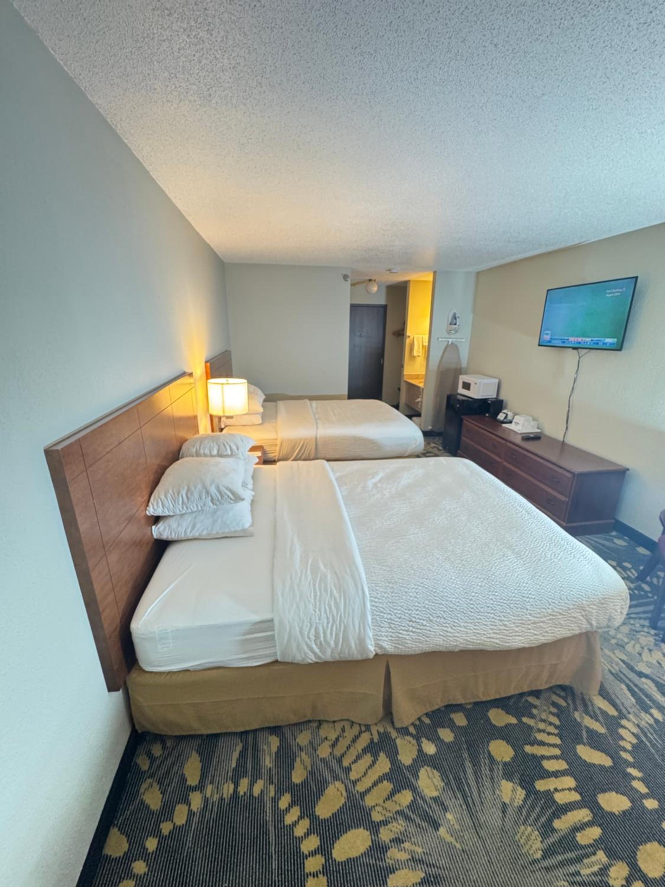 Queen Room with Two Queen Beds - Non-Smoking - Photo 2