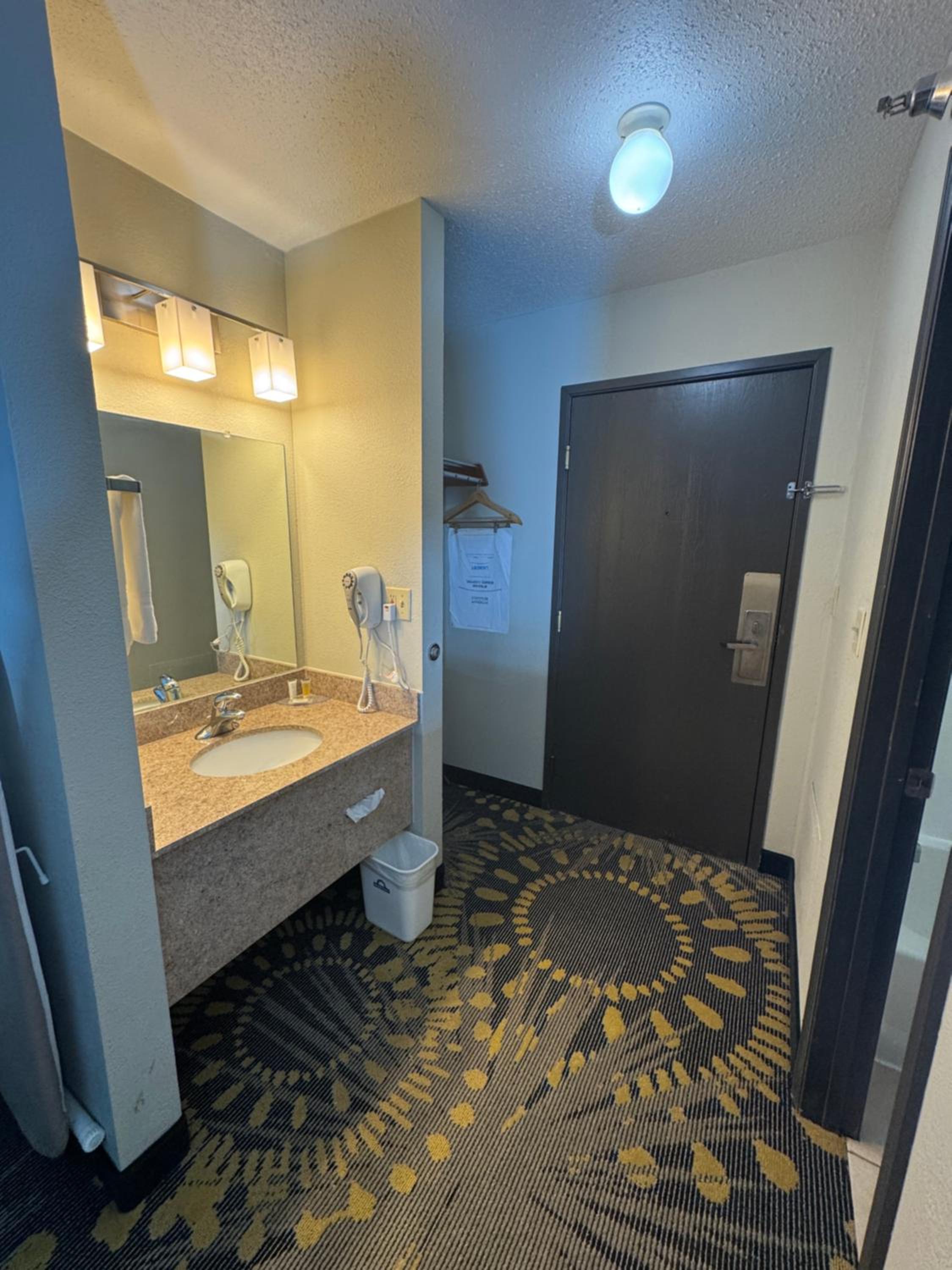 Queen Room with Two Queen Beds - Non-Smoking - Photo 11