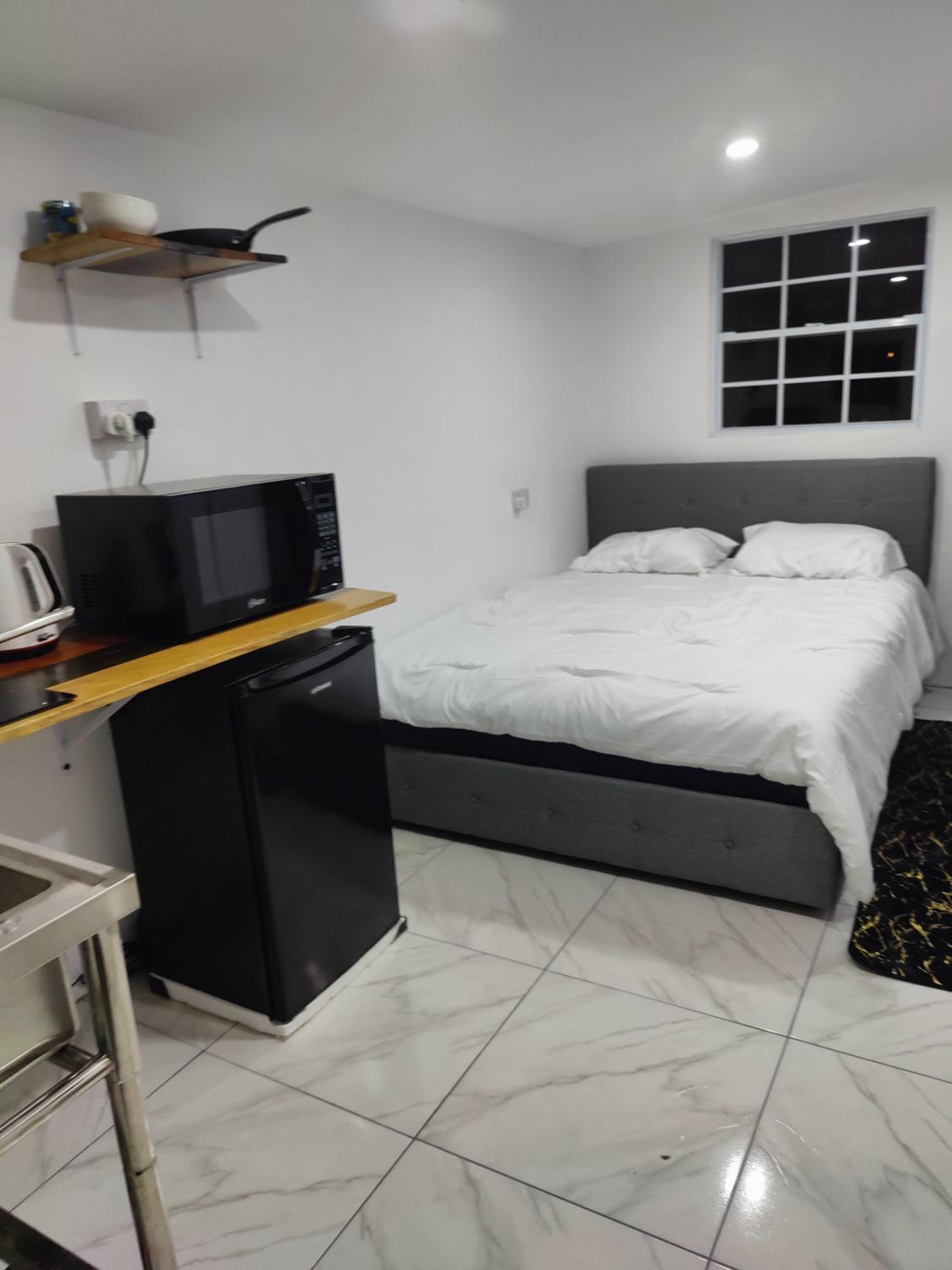 One-Bedroom Apartment photo 1