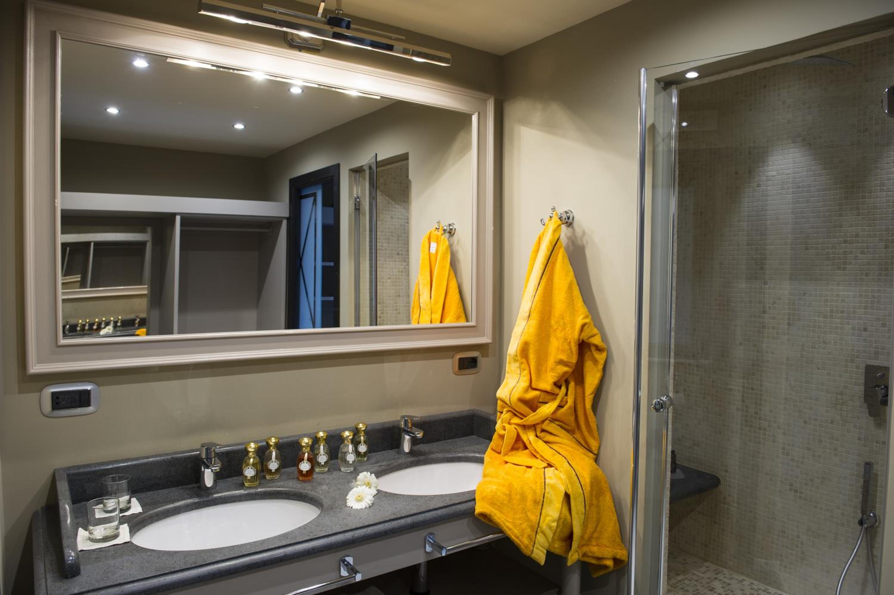 Superior Double Room with Sea View thumbnail 5