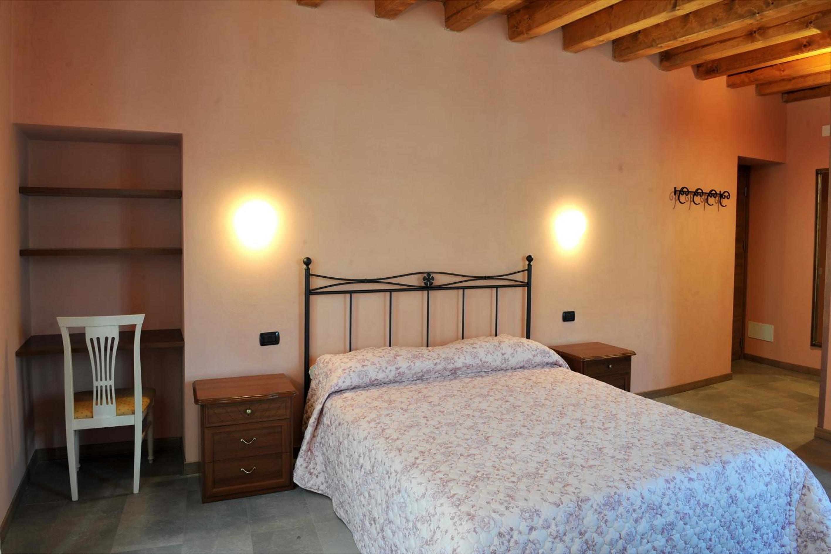 Double Room - Photo 7