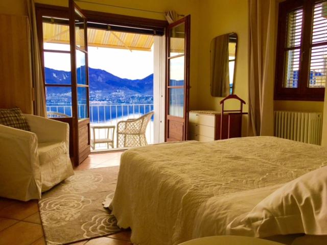 One-Bedroom Apartment with Lake View