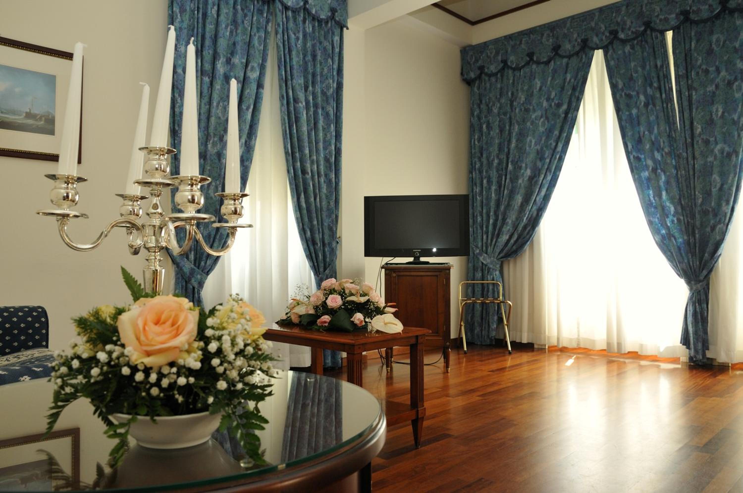 Suite - Split Level - Photo 2