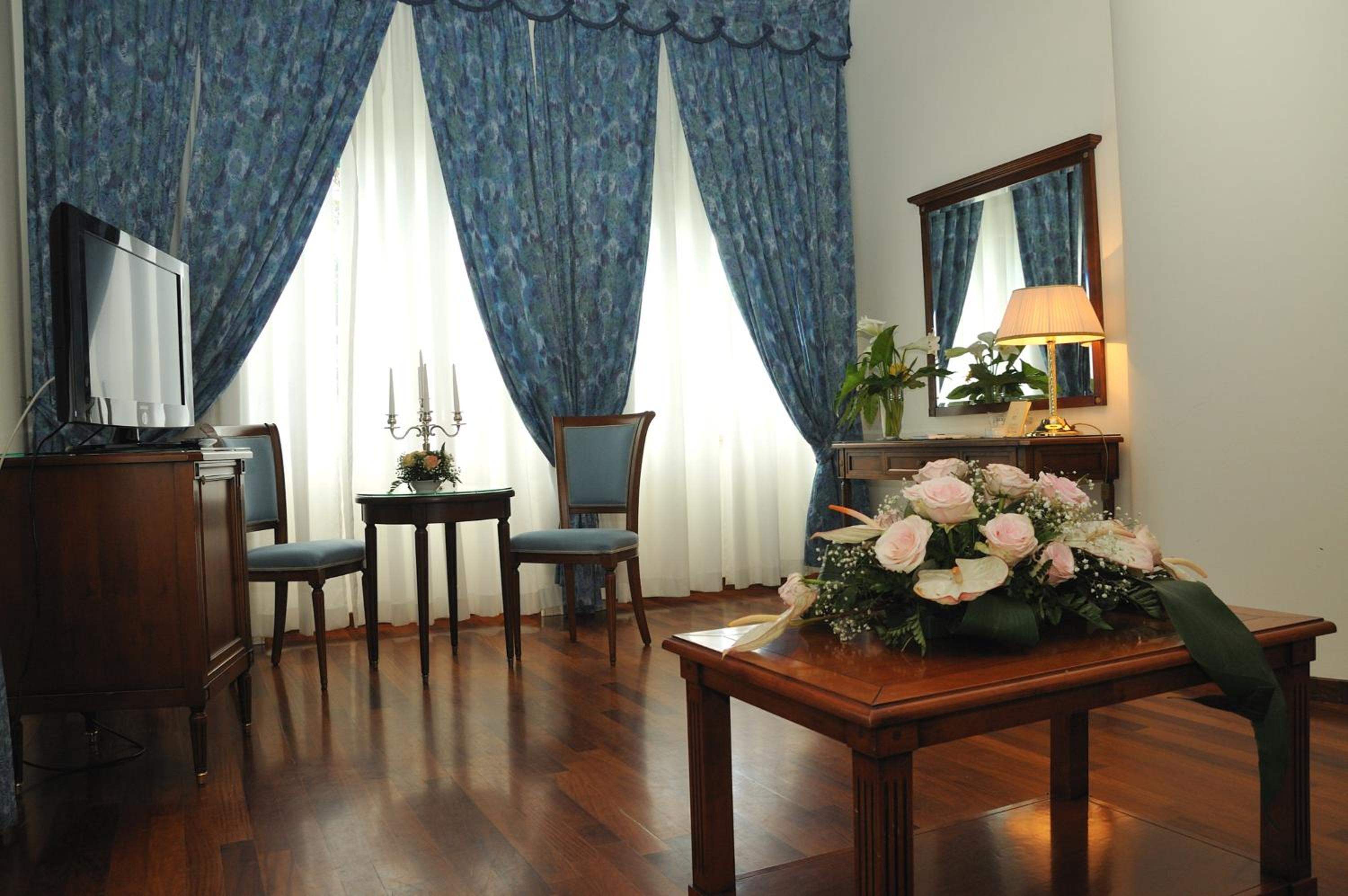 Suite - Split Level - Photo 3