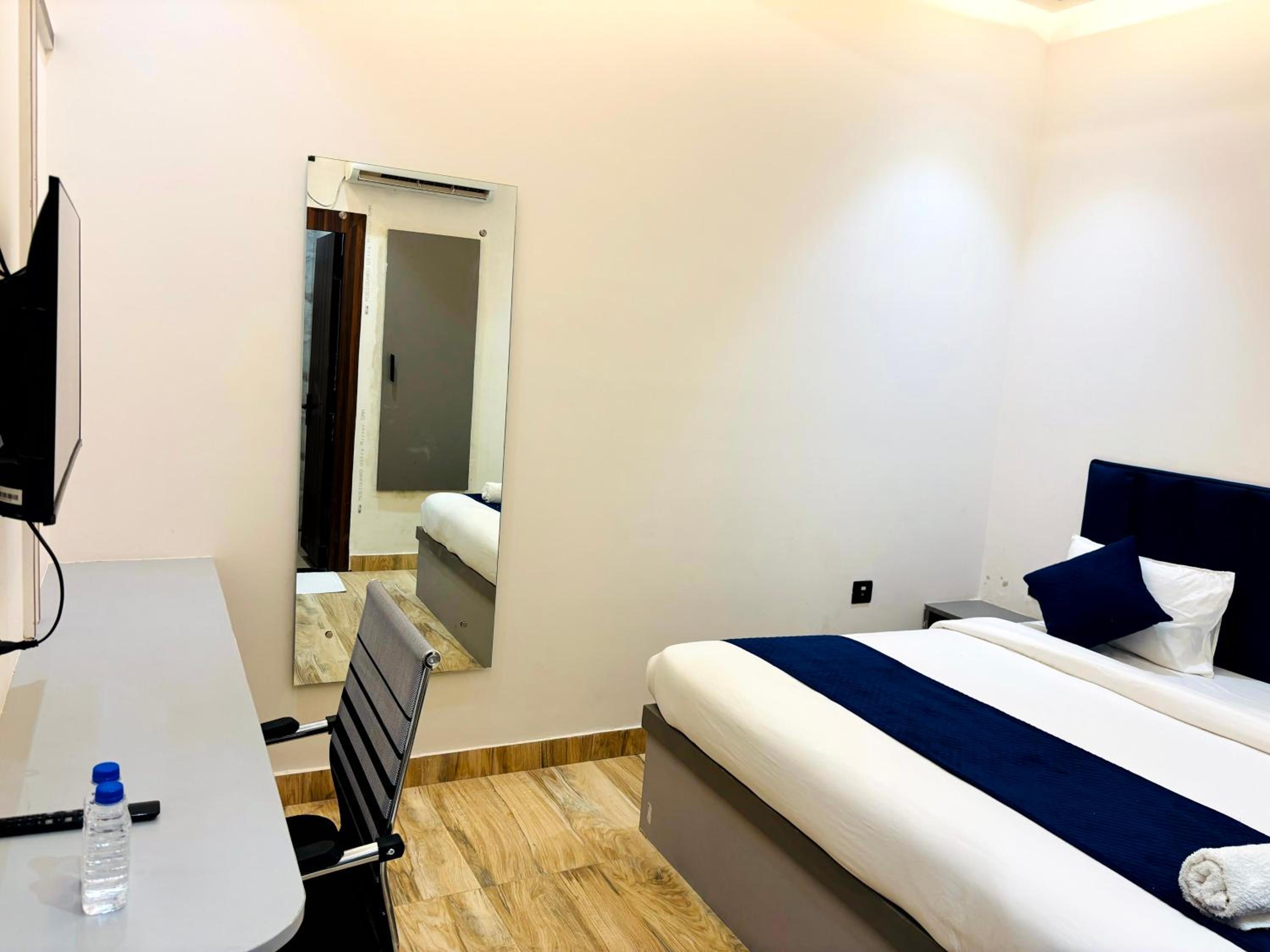 Deluxe Double Room (2 Adults + 1 Child)