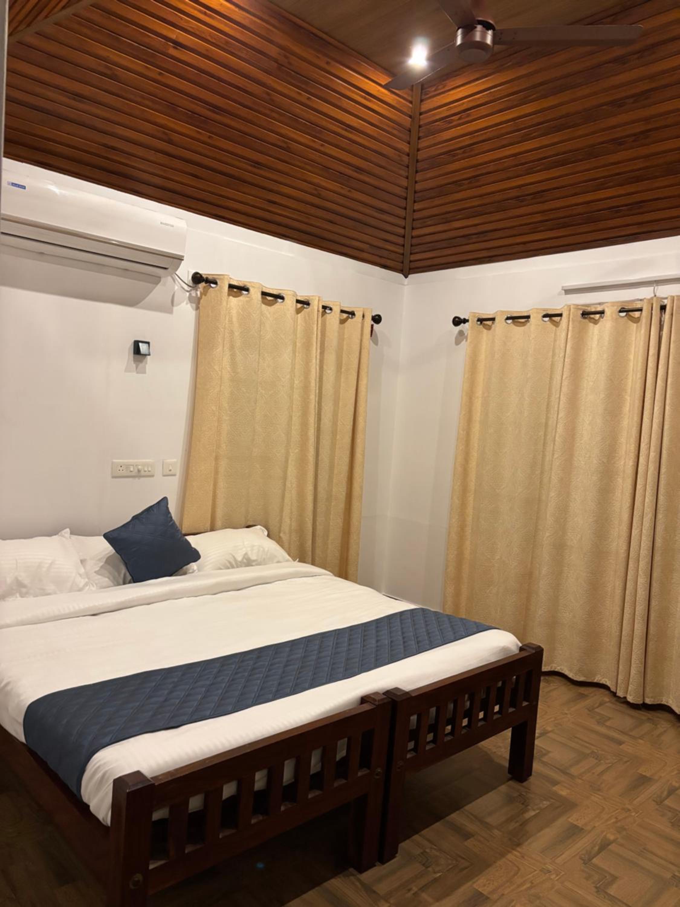 Double or Twin Room with Lake View photo 3