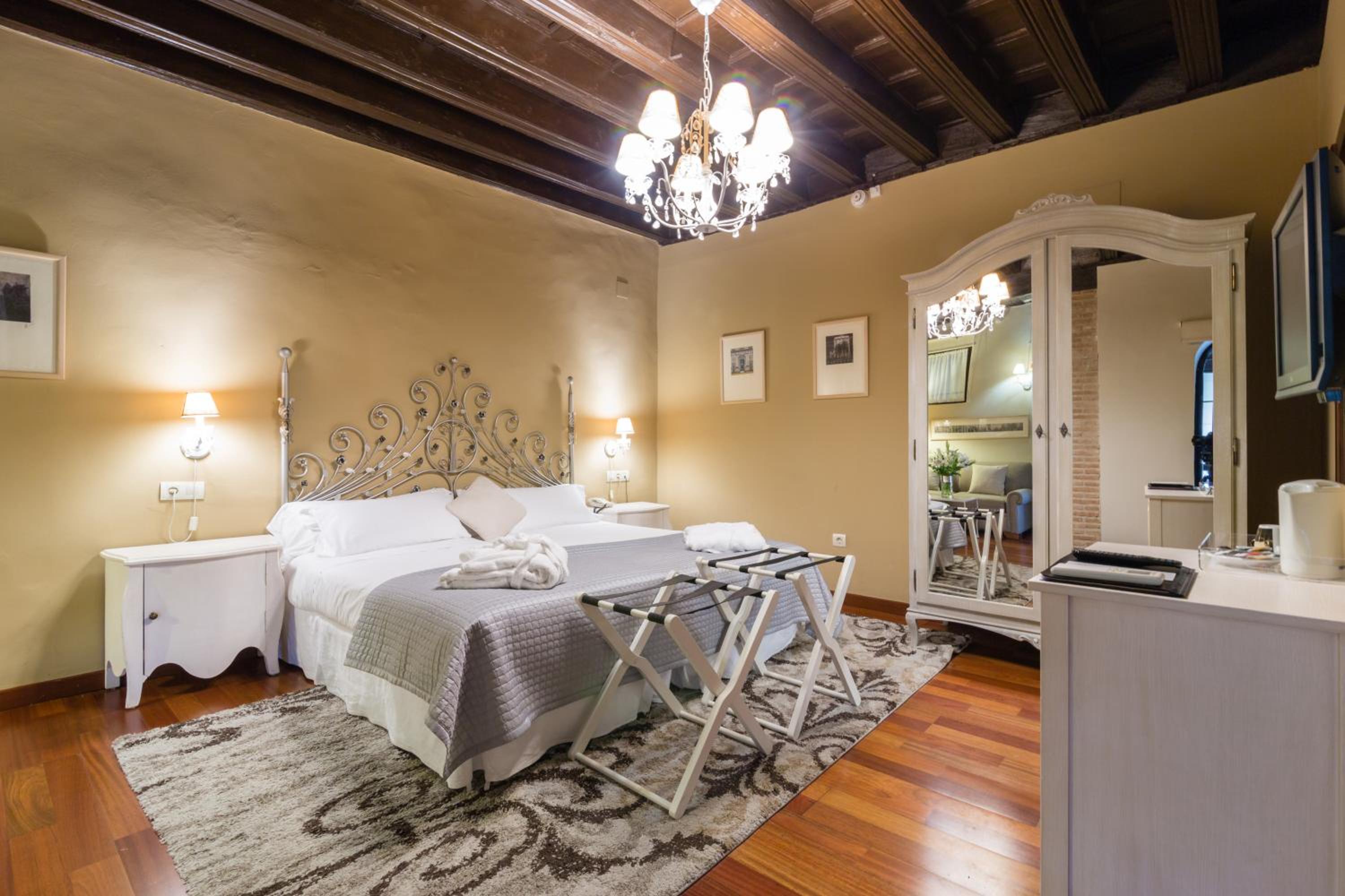 Deluxe Family Room - Photo 11