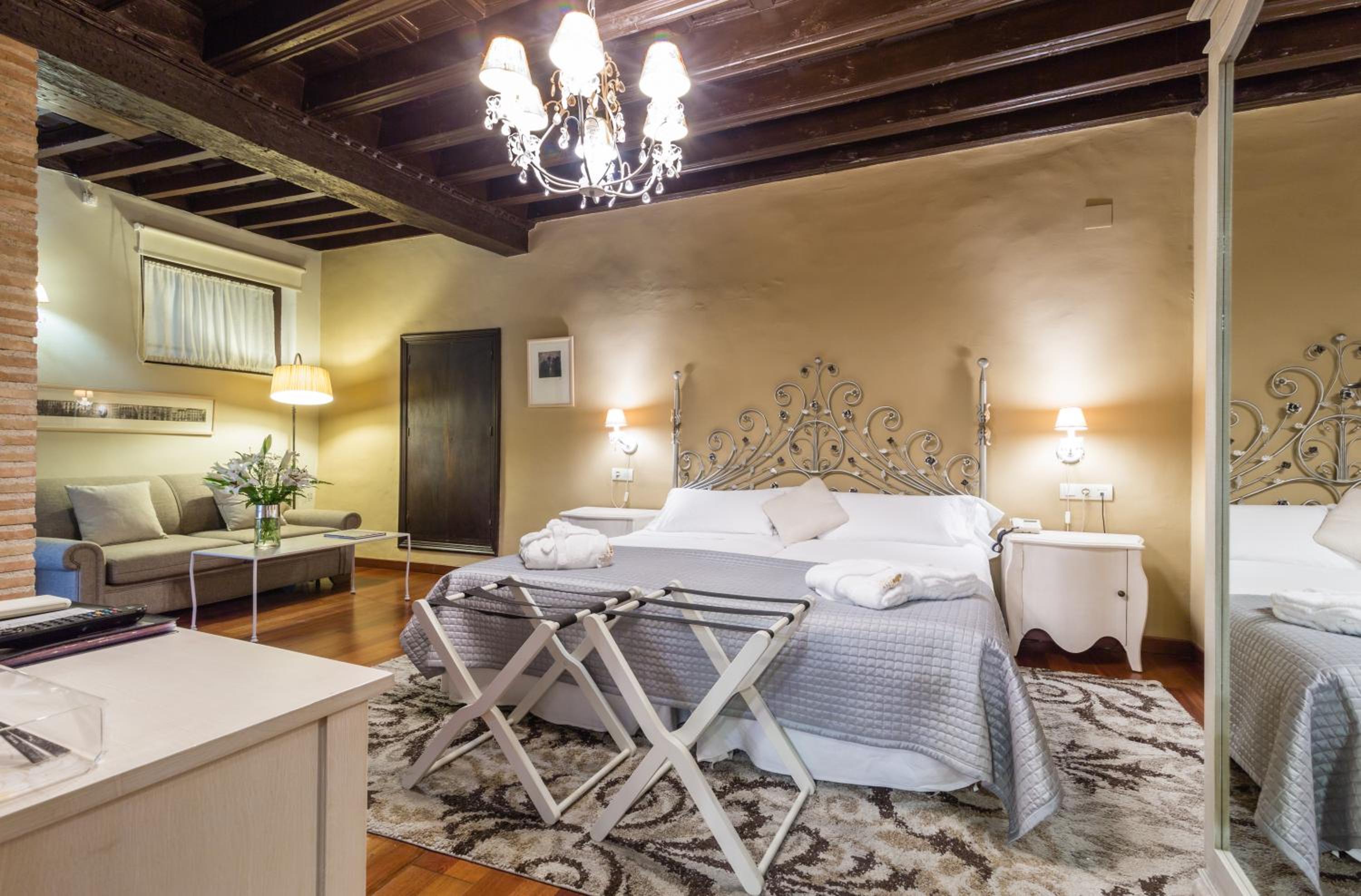 Deluxe Family Room - Photo 9