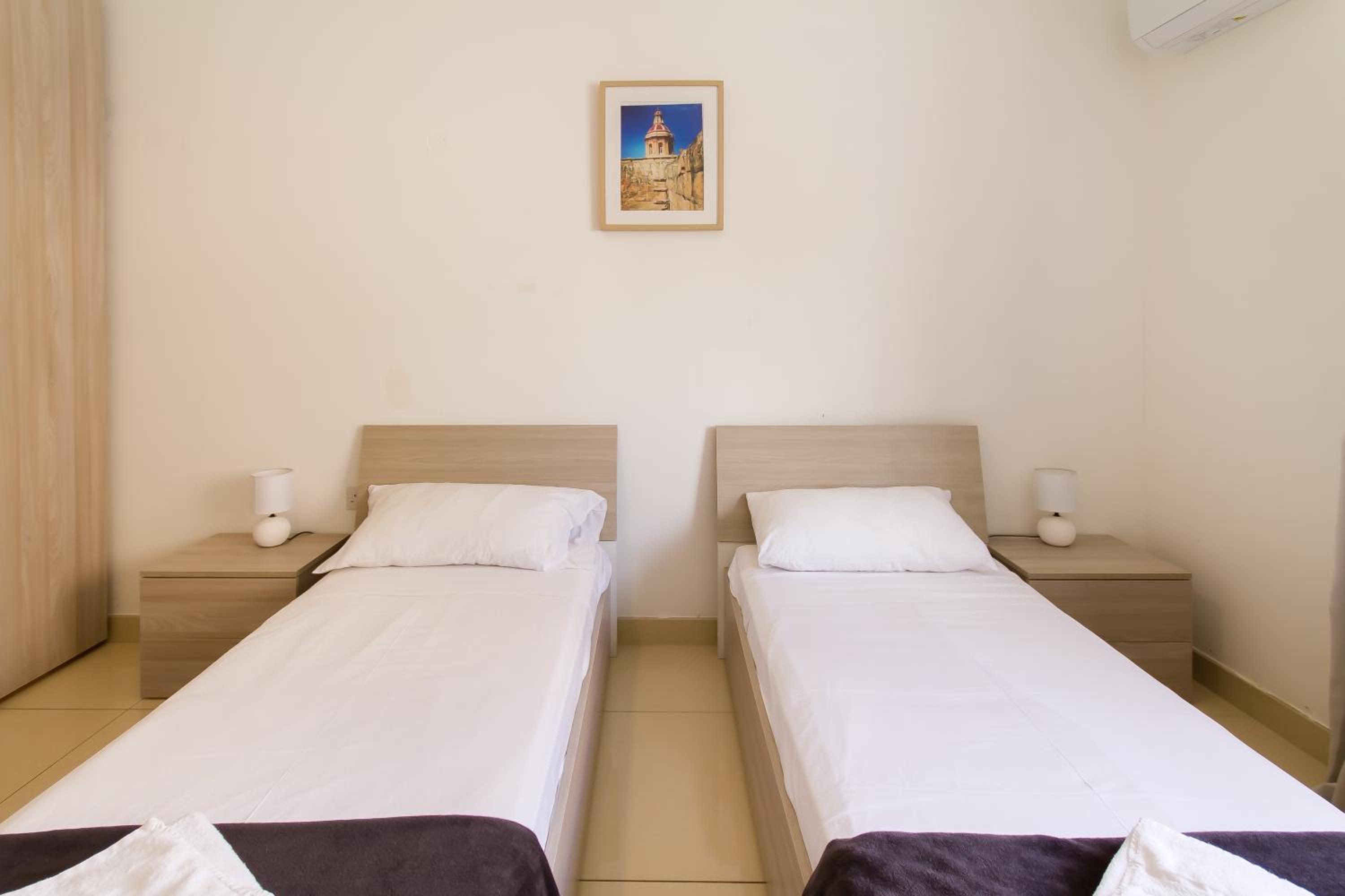 Twin room with shared bathroom photo 3