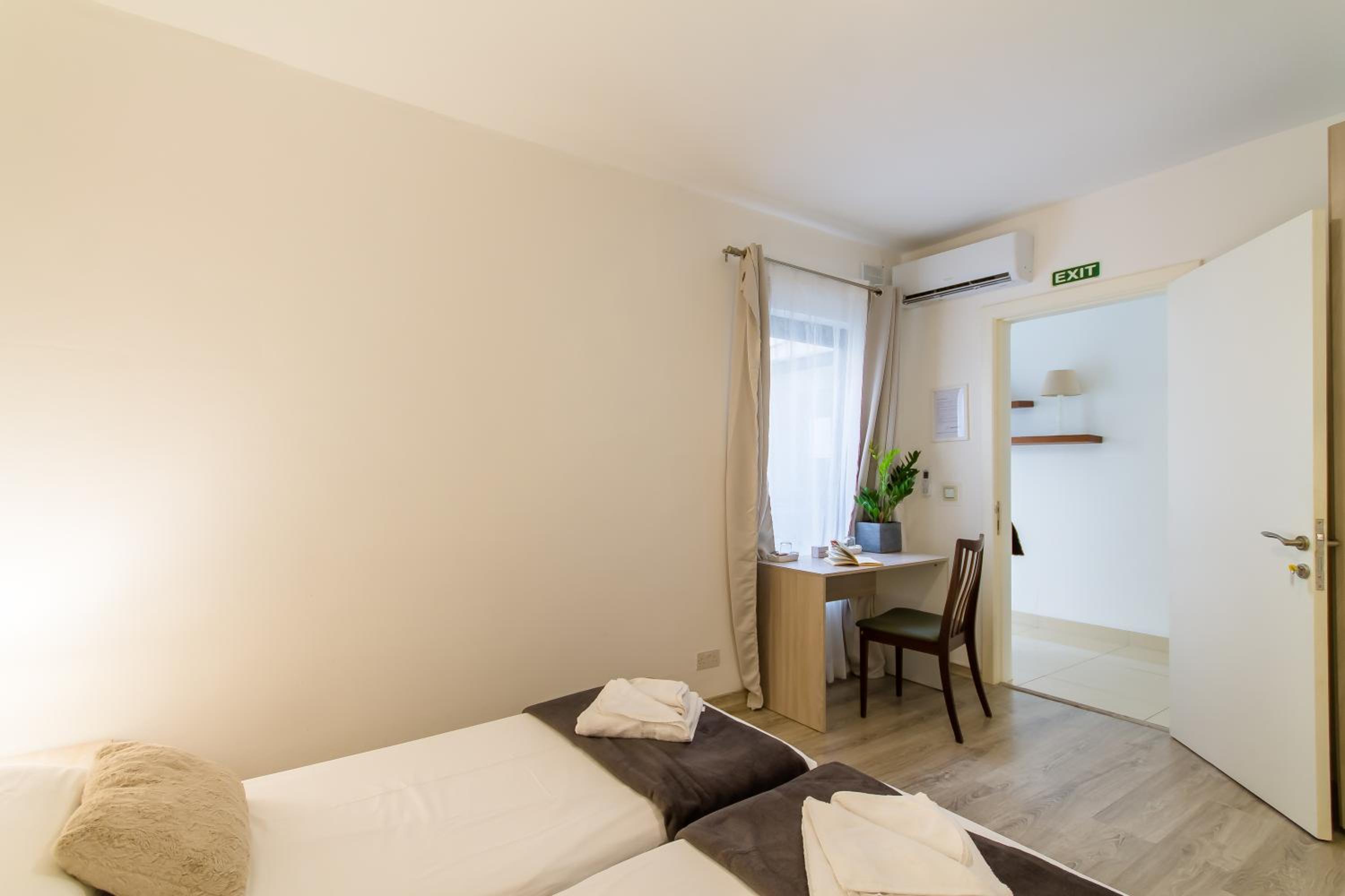  Twin room with private bathroom photo 3