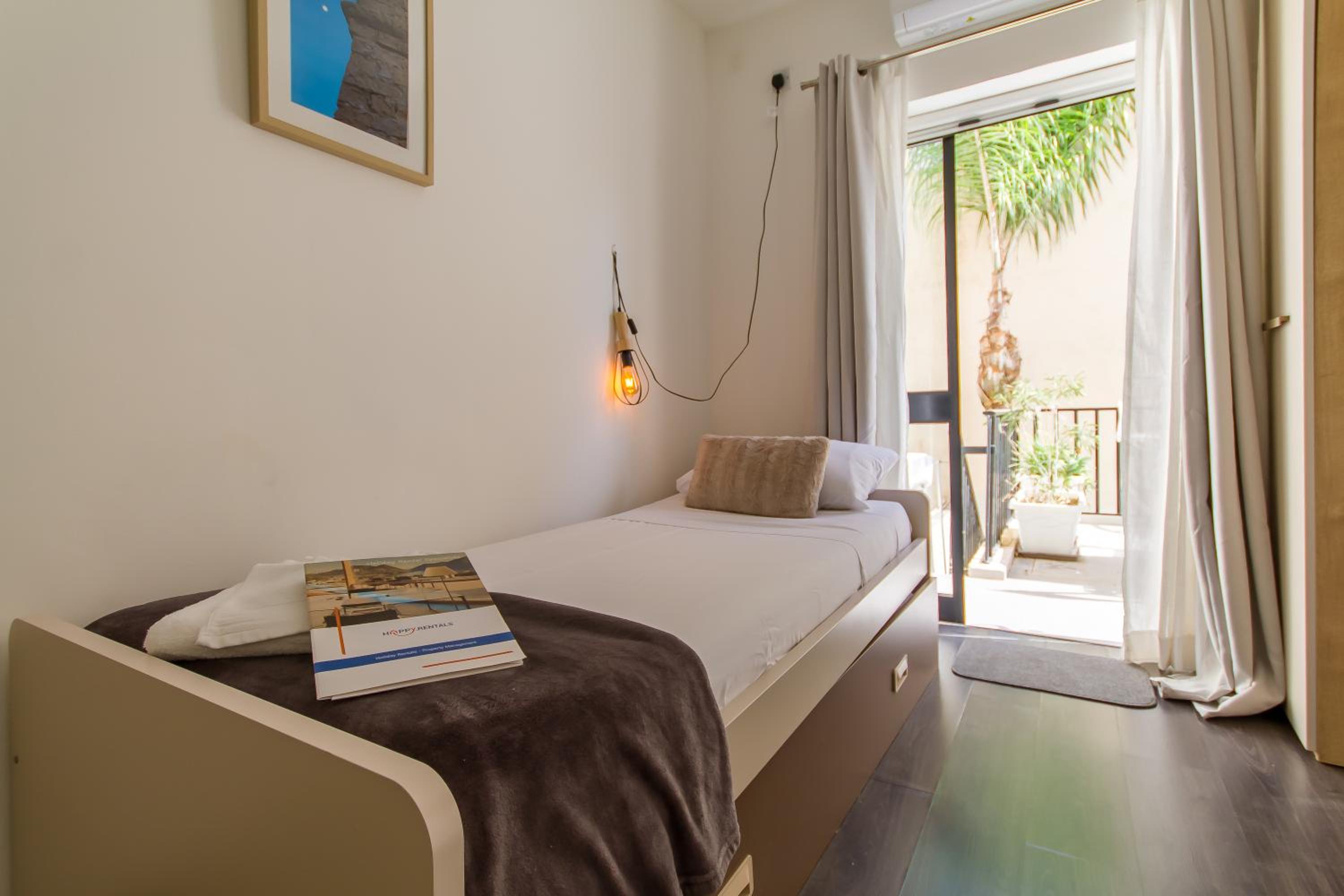 Single room with shared bathroom & private terrace photo 1
