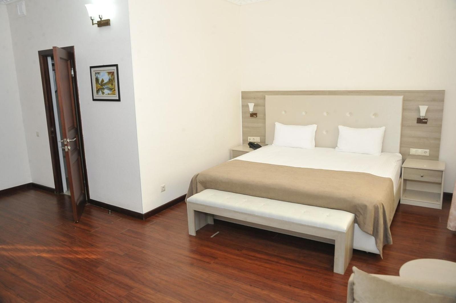 Deluxe Double Room (2 Adults + 1 Child) photo 2