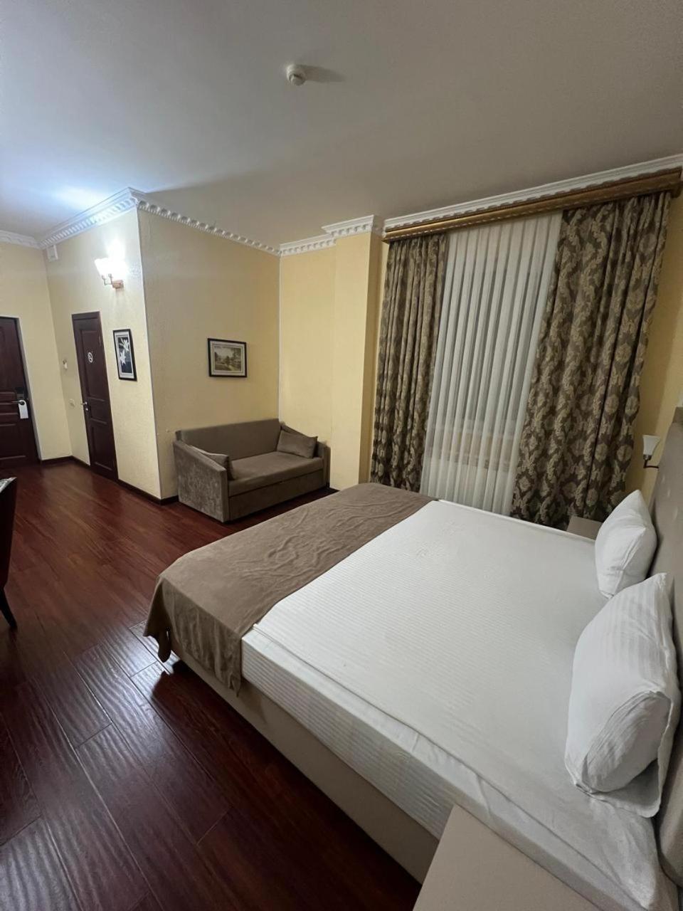 Deluxe Double Room (2 Adults + 1 Child) photo 3