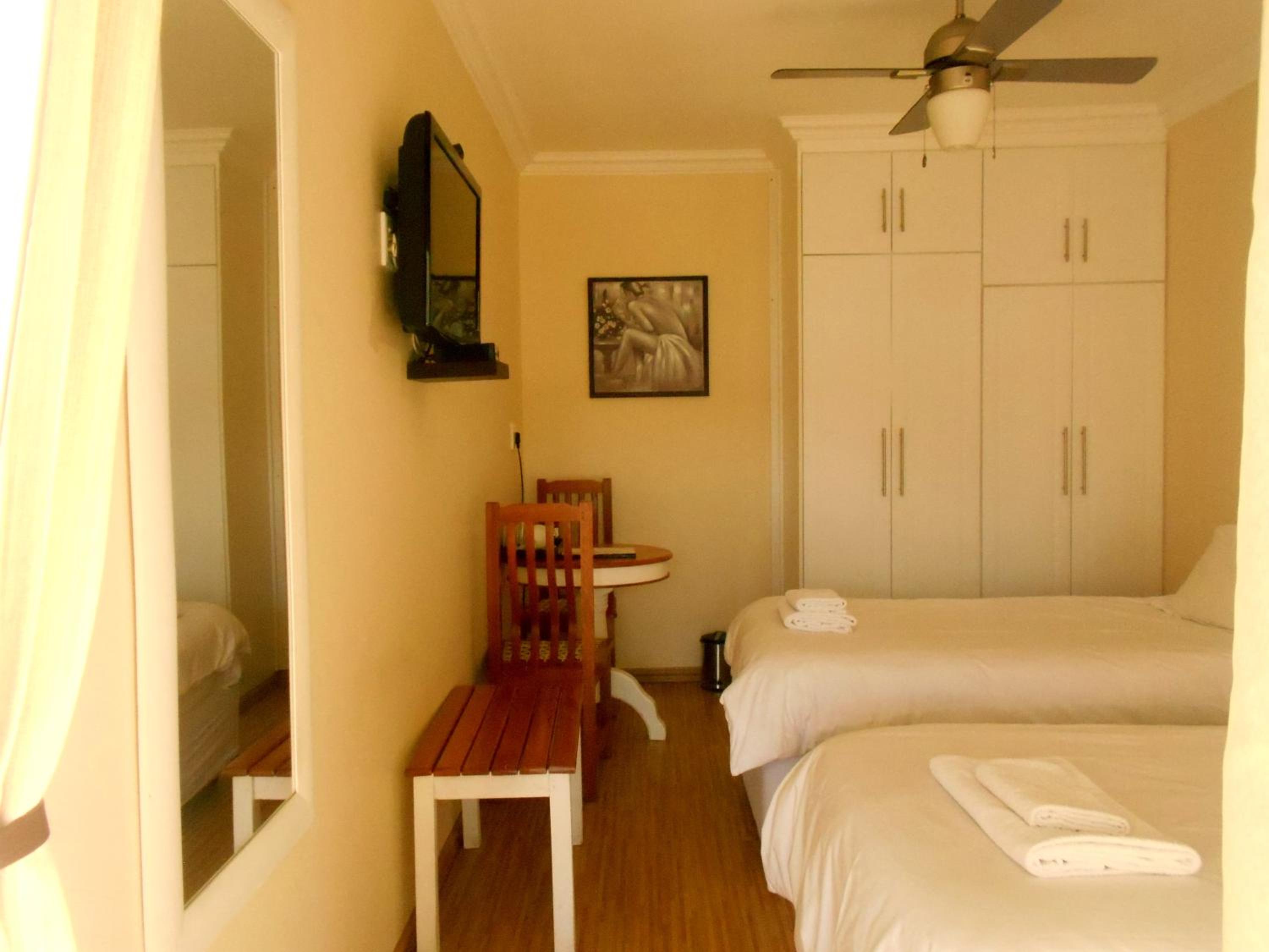 Twin Room with Shower - Photo 4