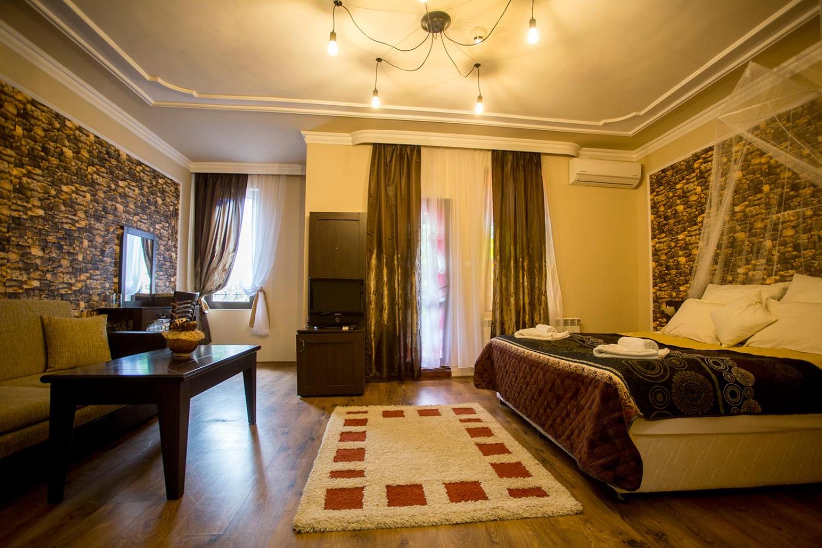 Junior Suite with Balcony - Photo 2