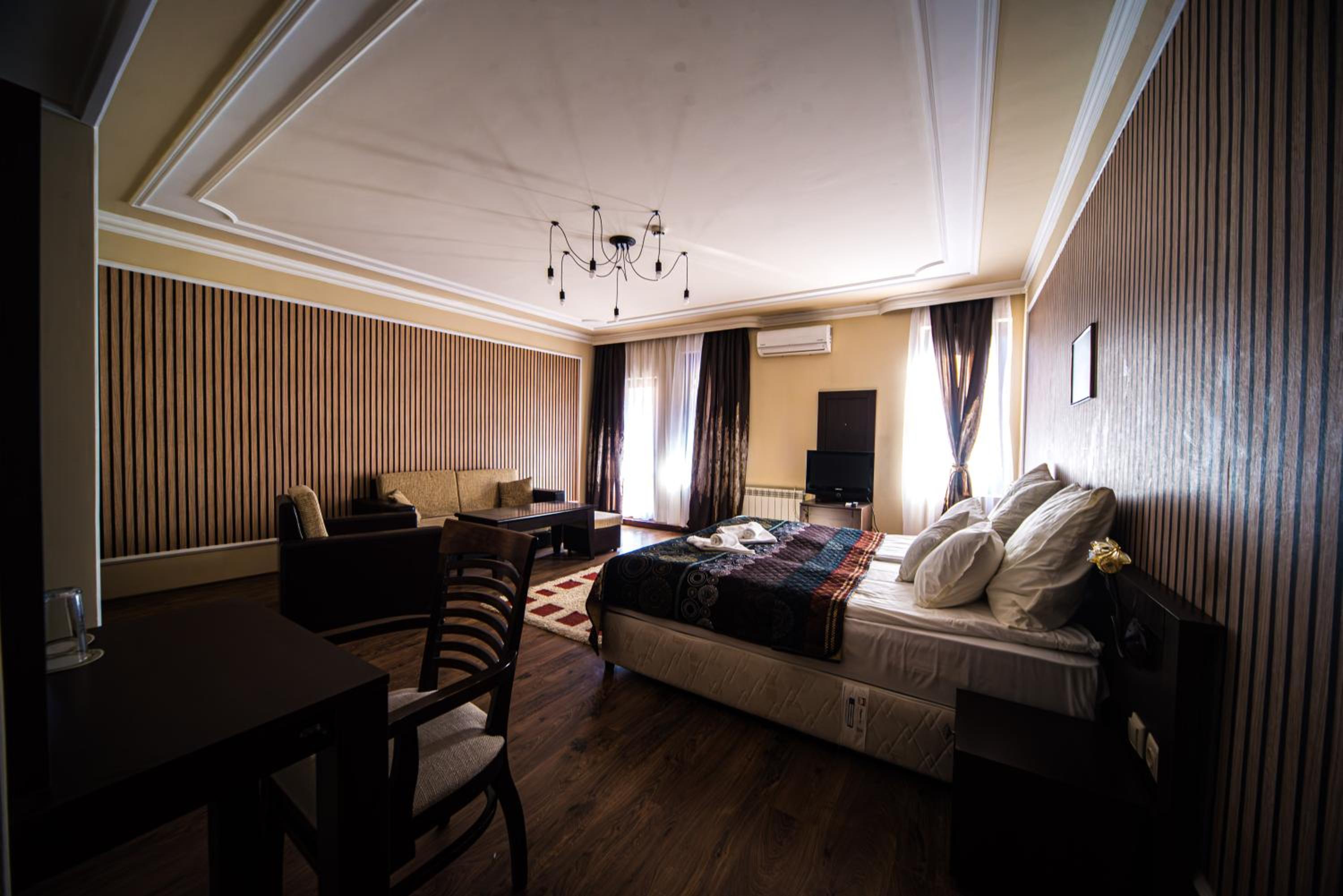 Junior Suite with Balcony - Photo 5