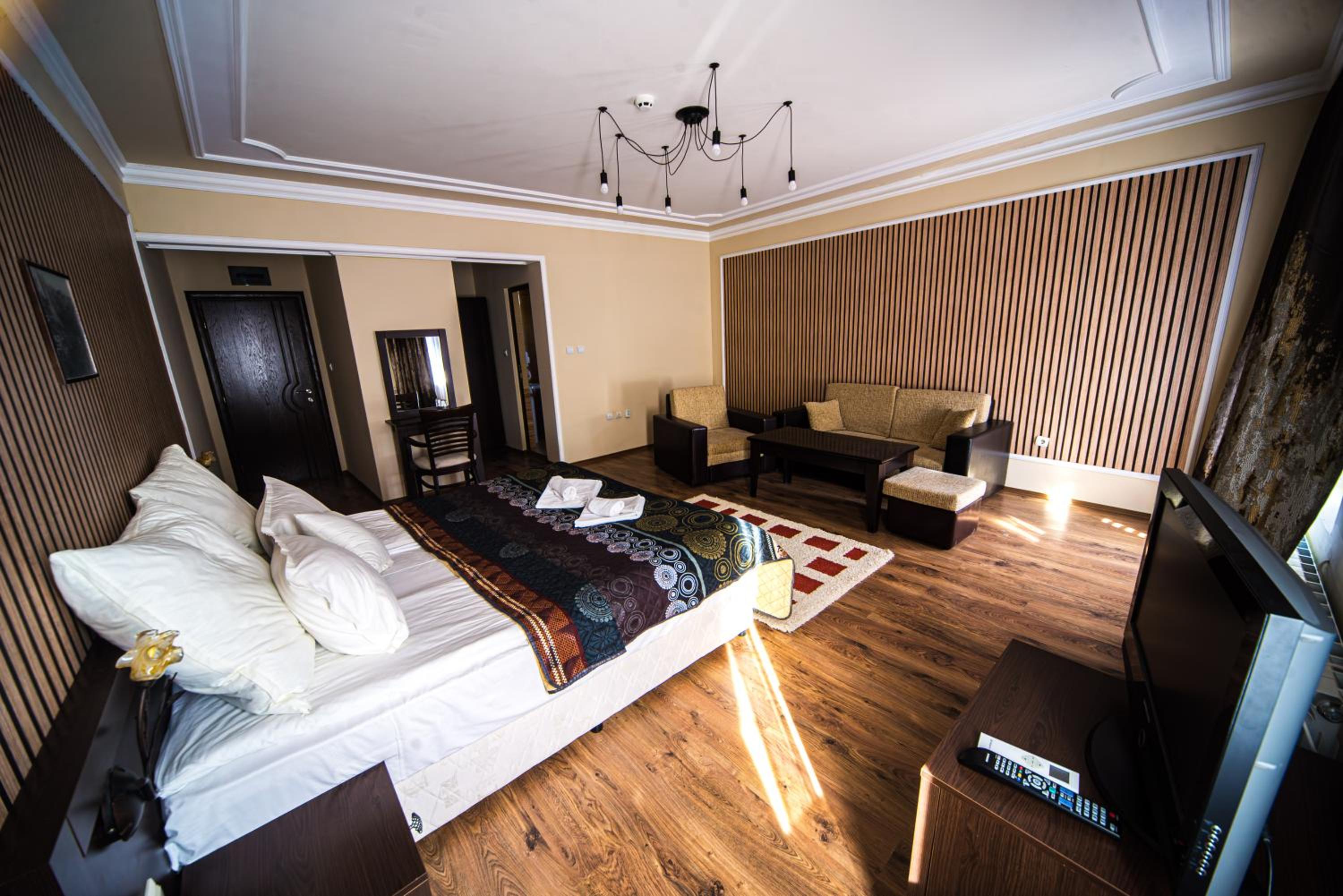 Junior Suite with Balcony - Photo 4