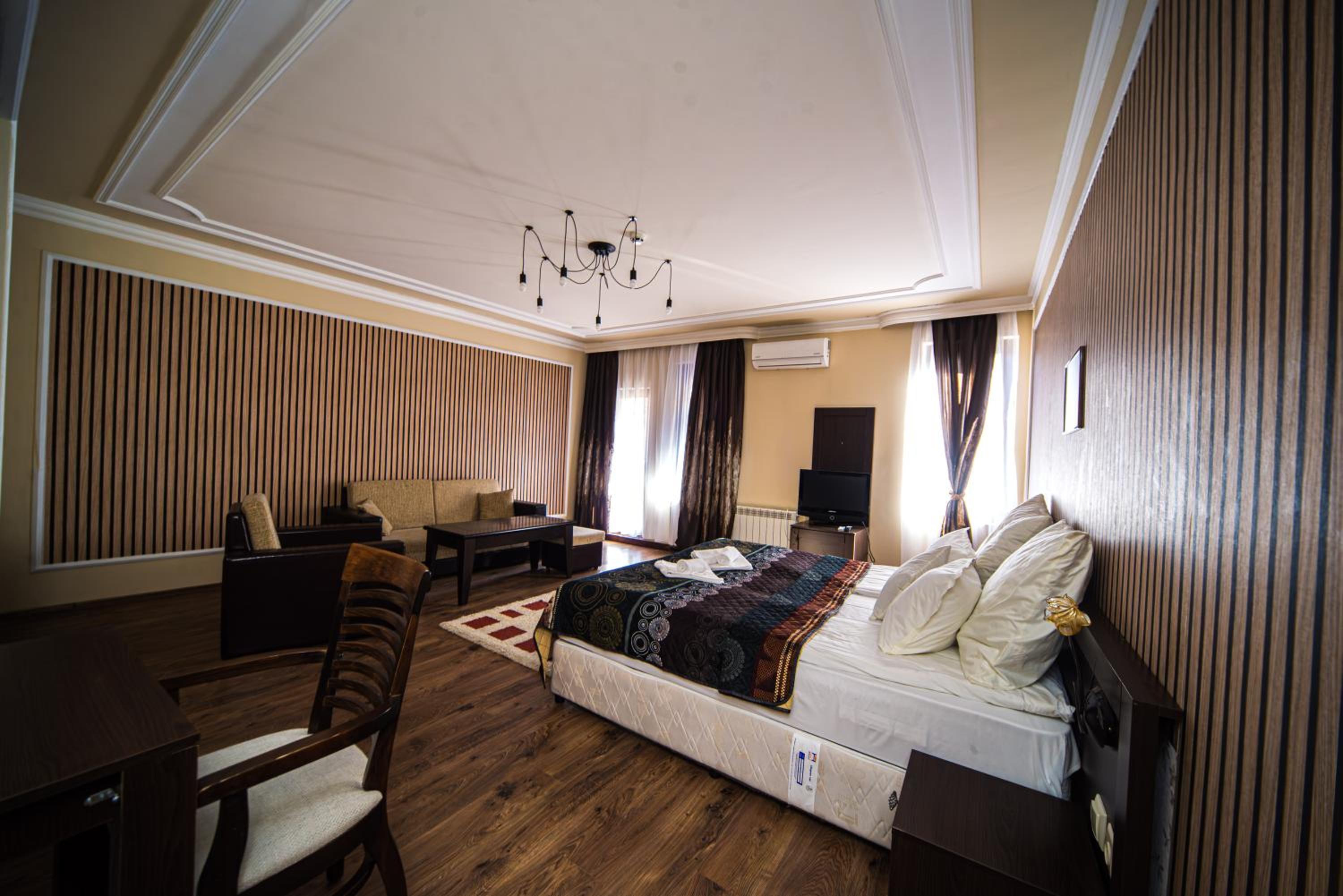 Junior Suite with Balcony - Photo 3