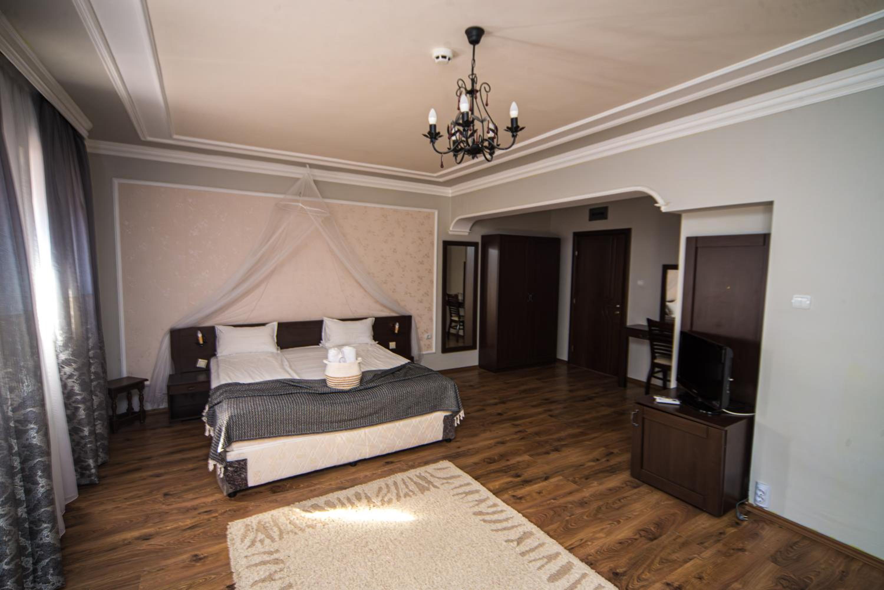 Junior Suite with Balcony - Photo 6