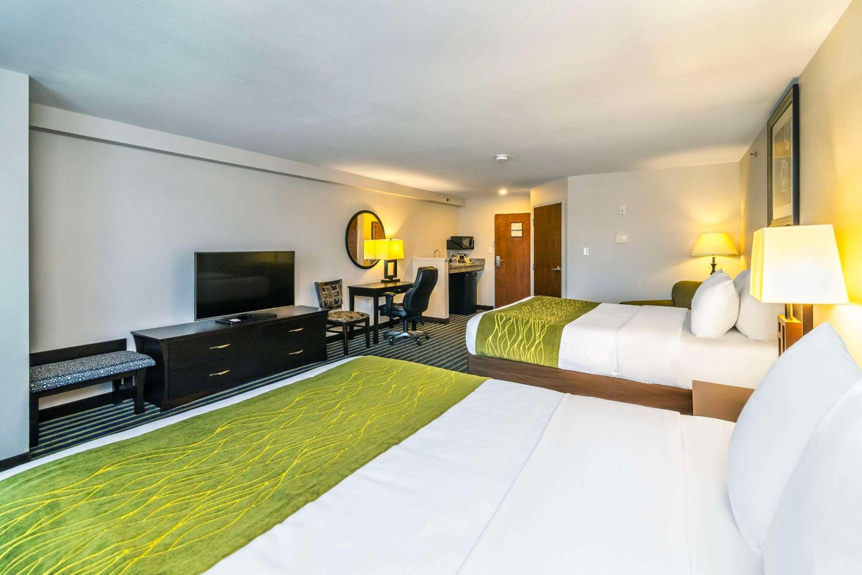 Queen Room with Two Queen Beds - Non-Smoking - Photo 1