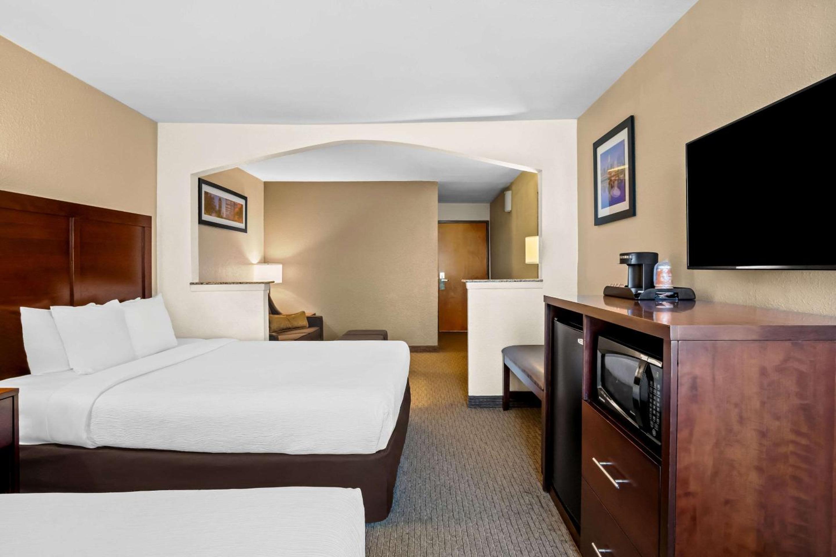 Queen Suite with Two Queen Beds - Non-Smoking - Photo 1