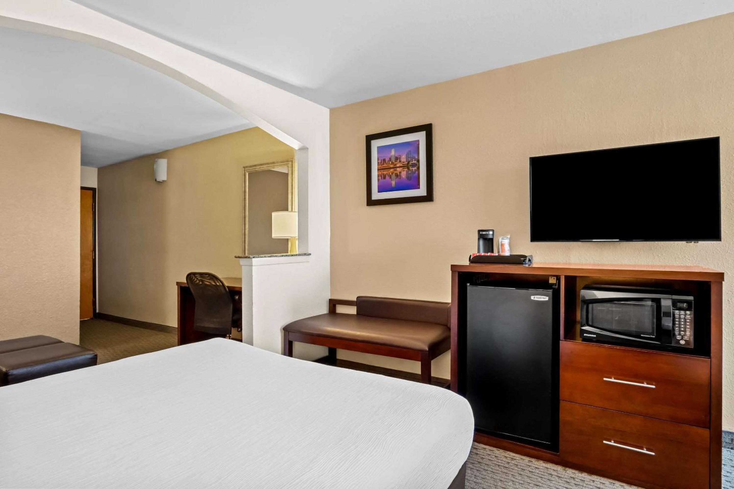 Queen Suite with Two Queen Beds - Non-Smoking - Photo 6