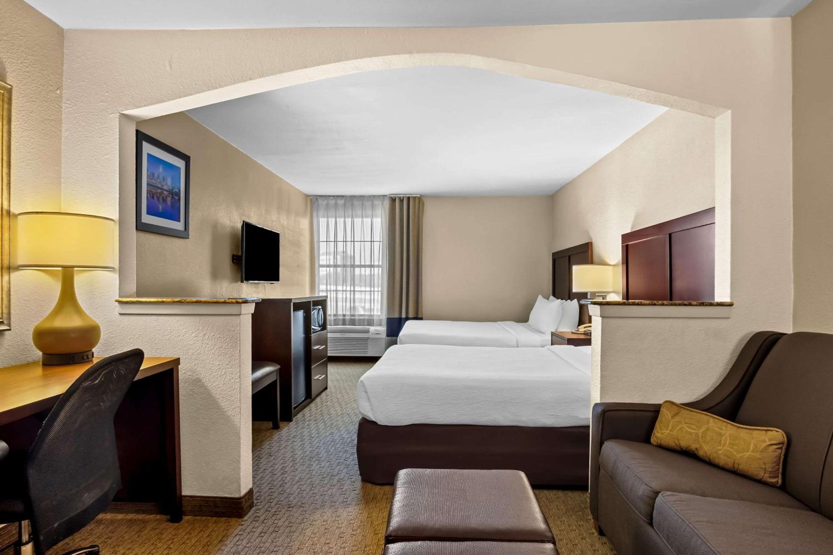 Queen Suite with Two Queen Beds - Non-Smoking - Photo 3