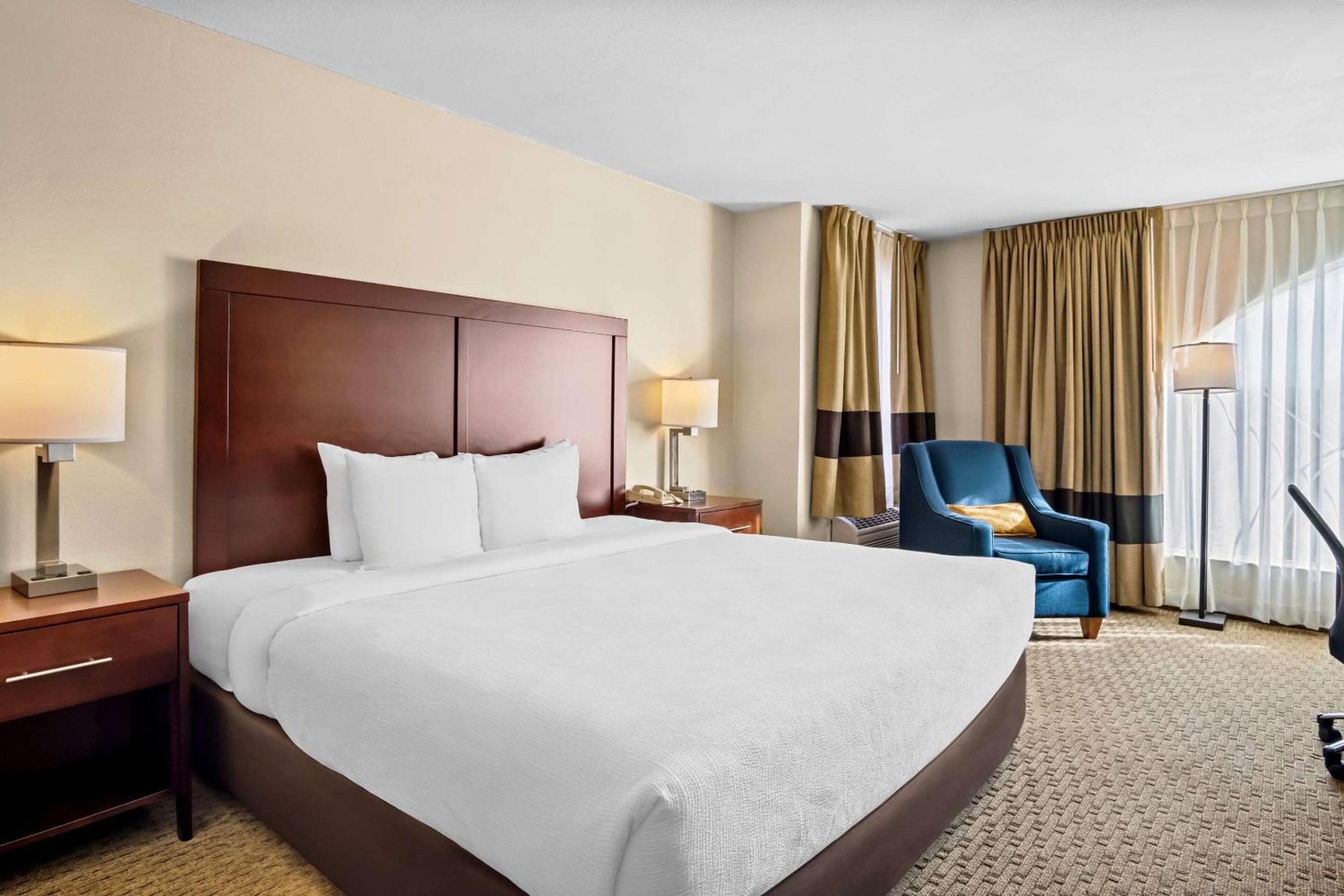 King Suite with Spa Bath - Photo 1