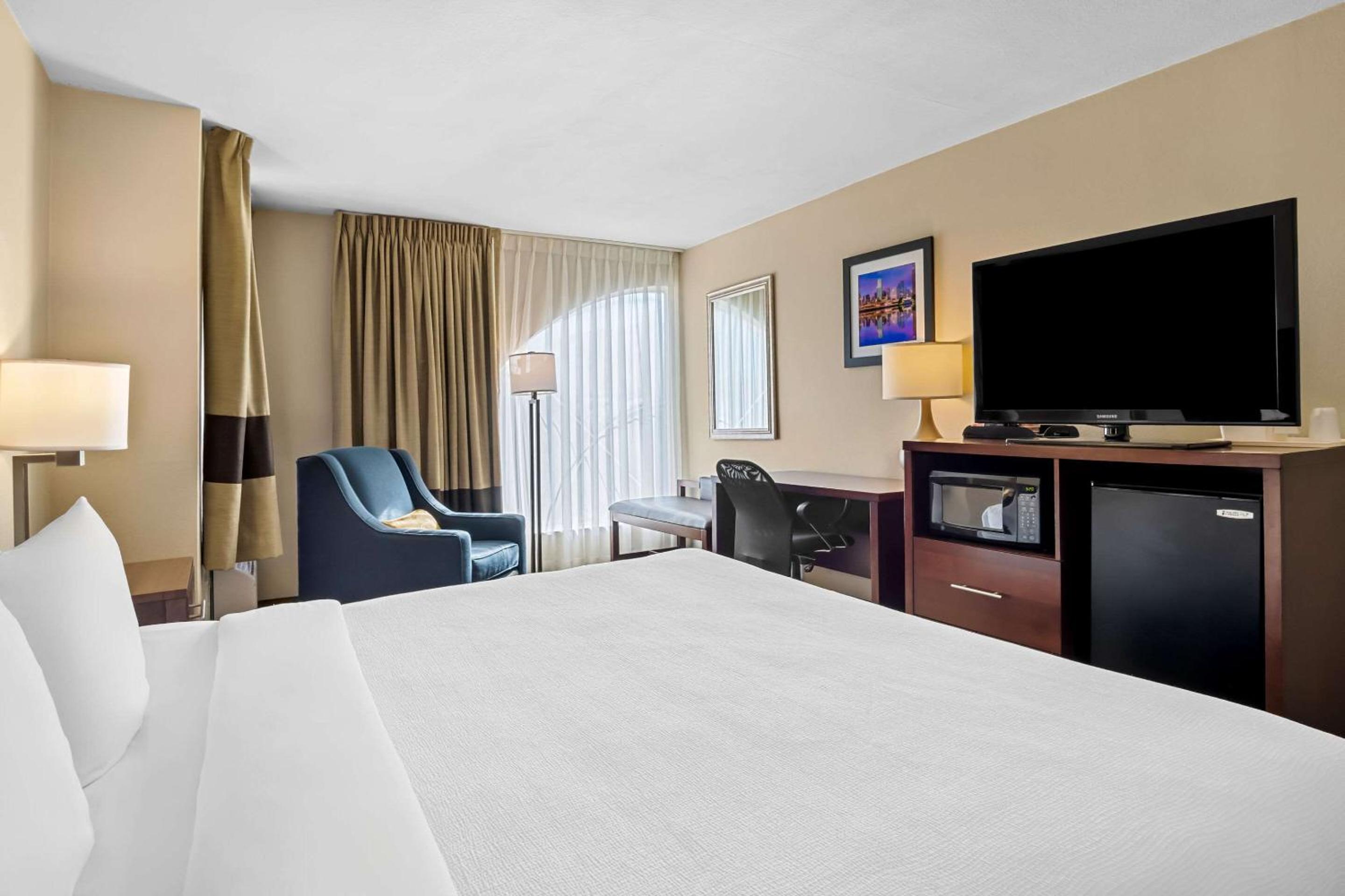 King Suite with Spa Bath - Photo 2