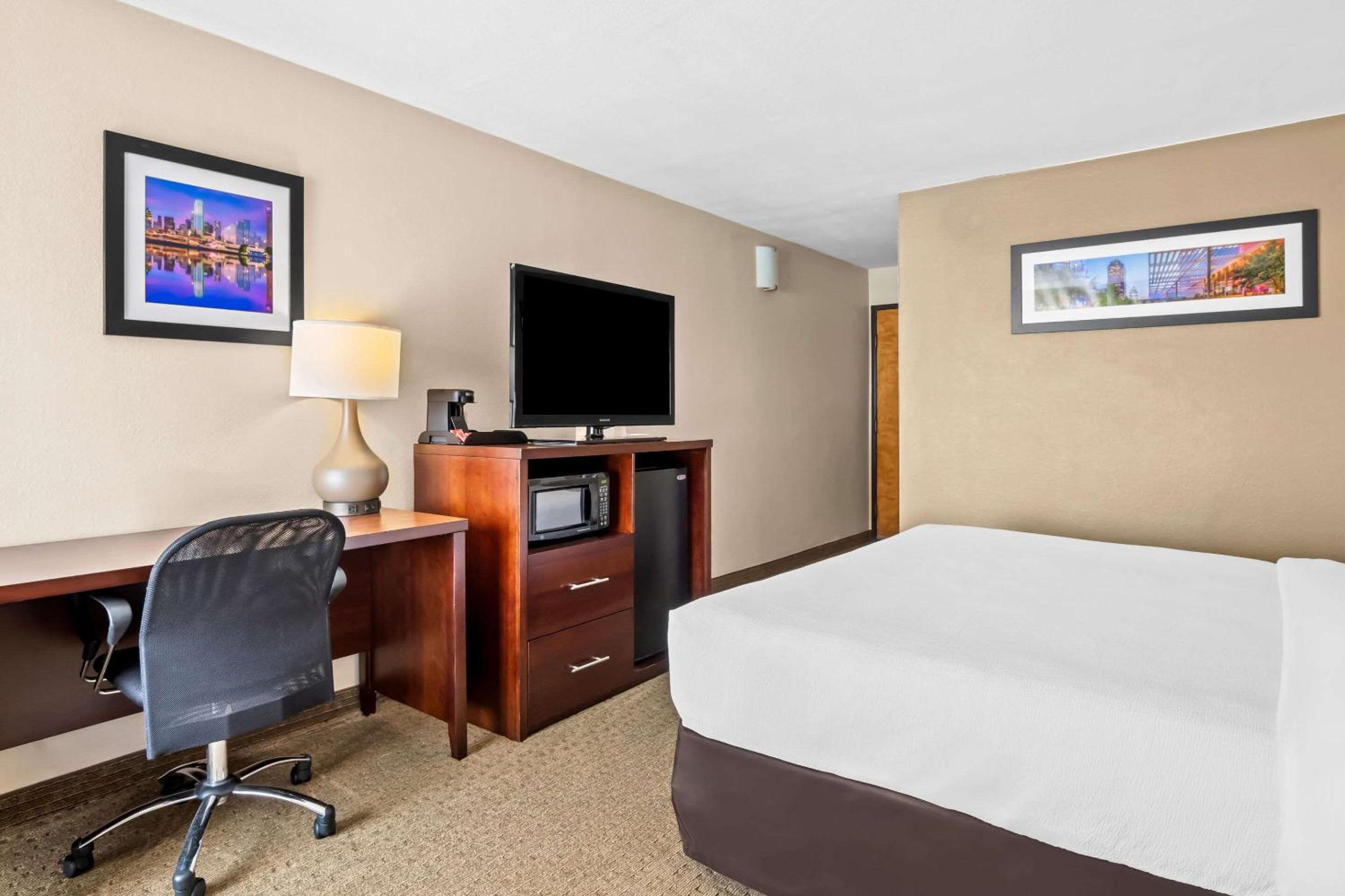 King Suite with Spa Bath - Photo 3