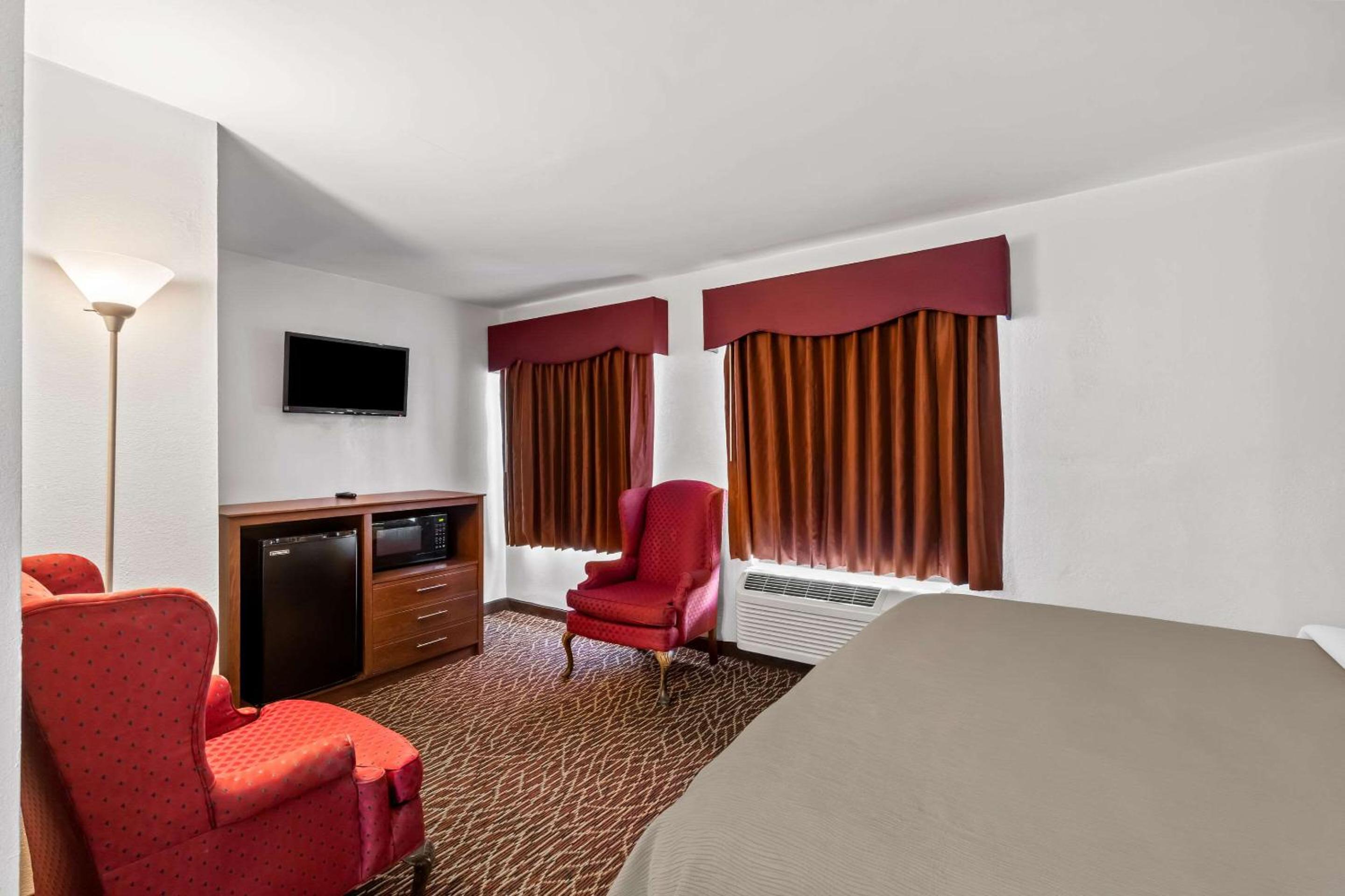 King Suite with Sofa Bed - Non Smoking - Photo 3