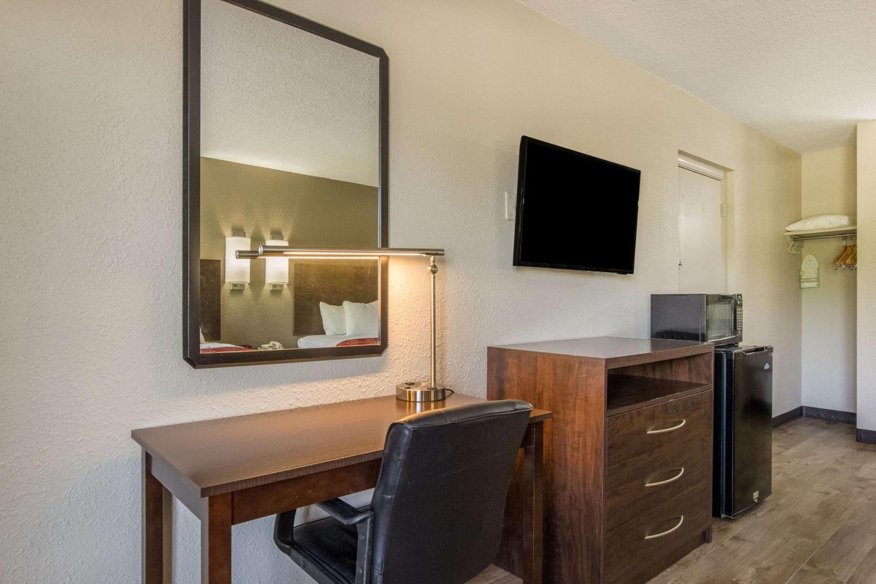 Double Room with Two Double Beds - Smoking - Photo 2