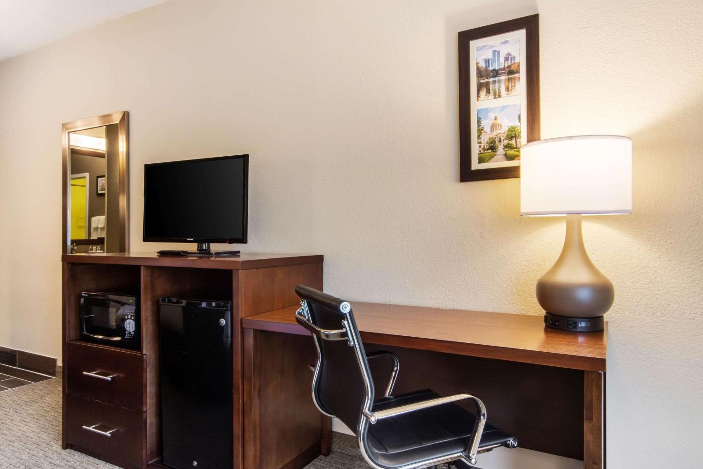 King Room - Non-Smoking - Photo 3