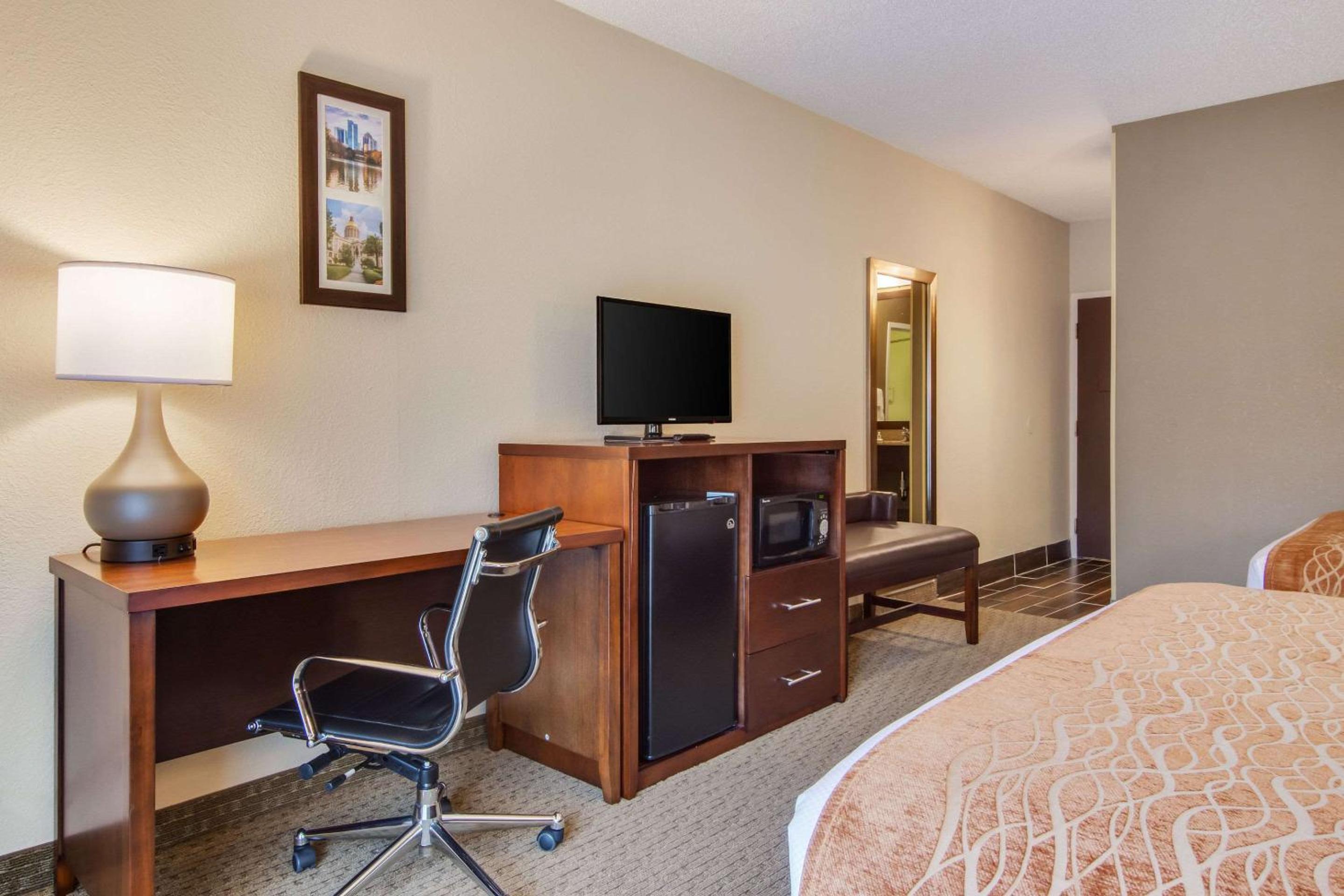 Queen Room with Two Queen Beds - Non-Smoking - Photo 2