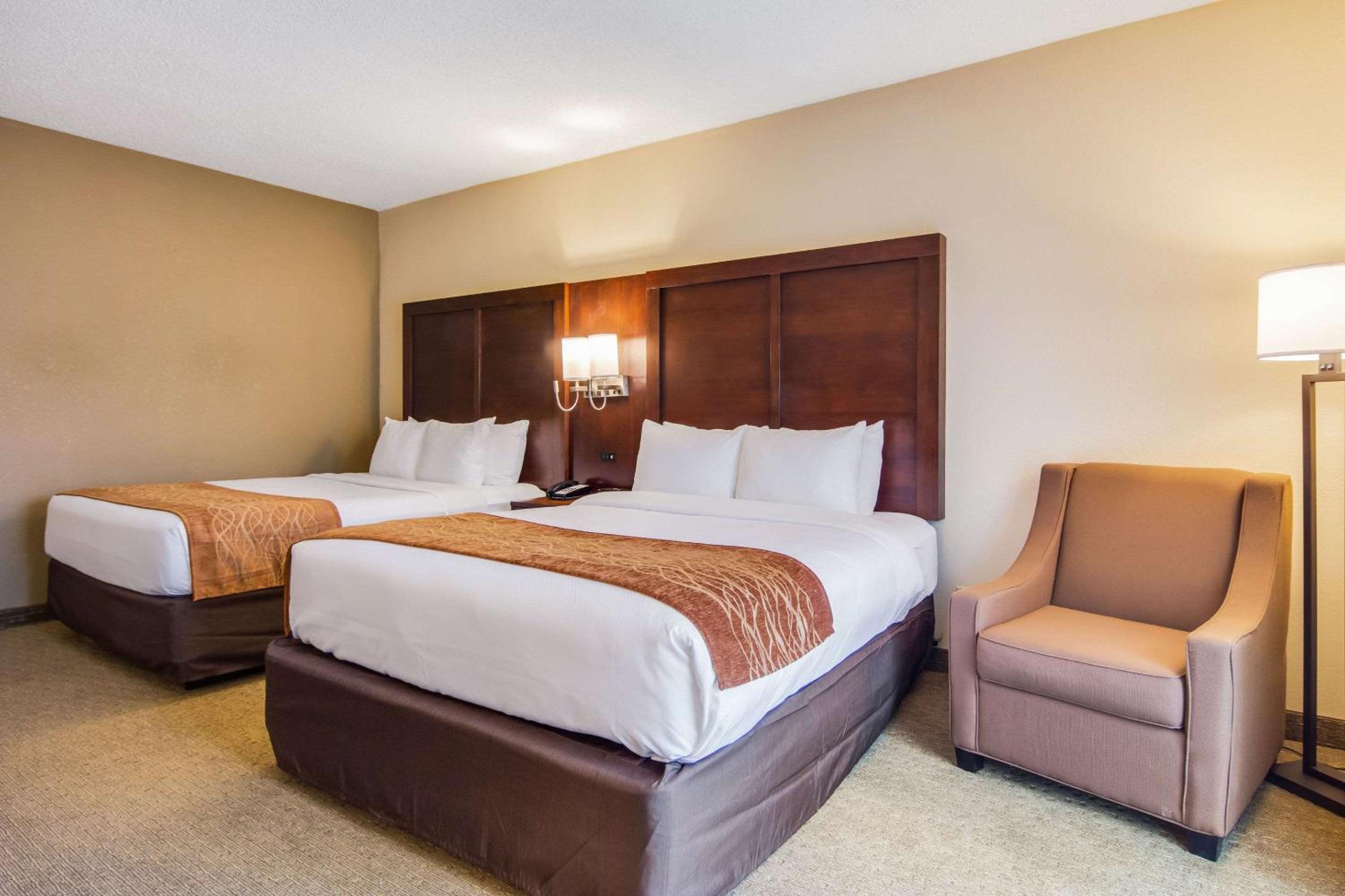 Queen Room with Two Queen Beds - Non-Smoking - Photo 3
