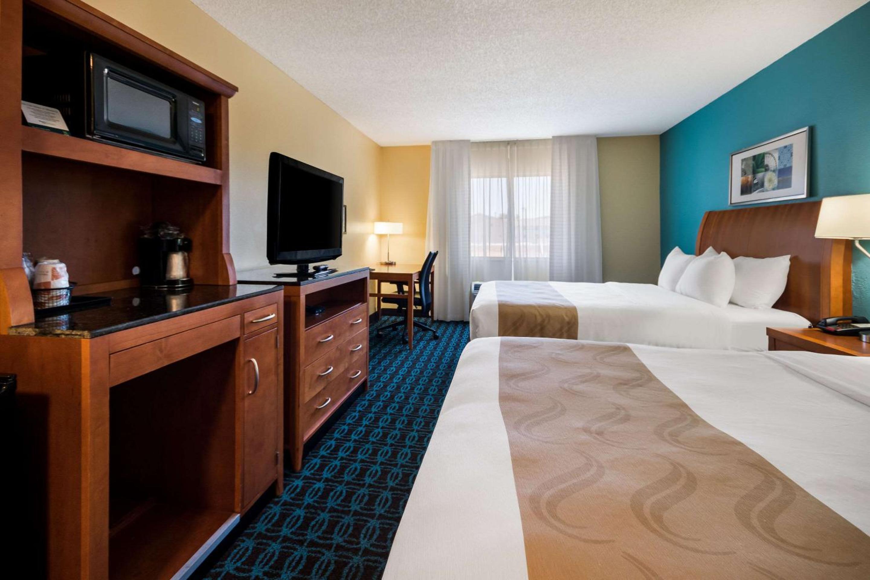 Queen Room with Two Queen Beds - Non-Smoking - Photo 7