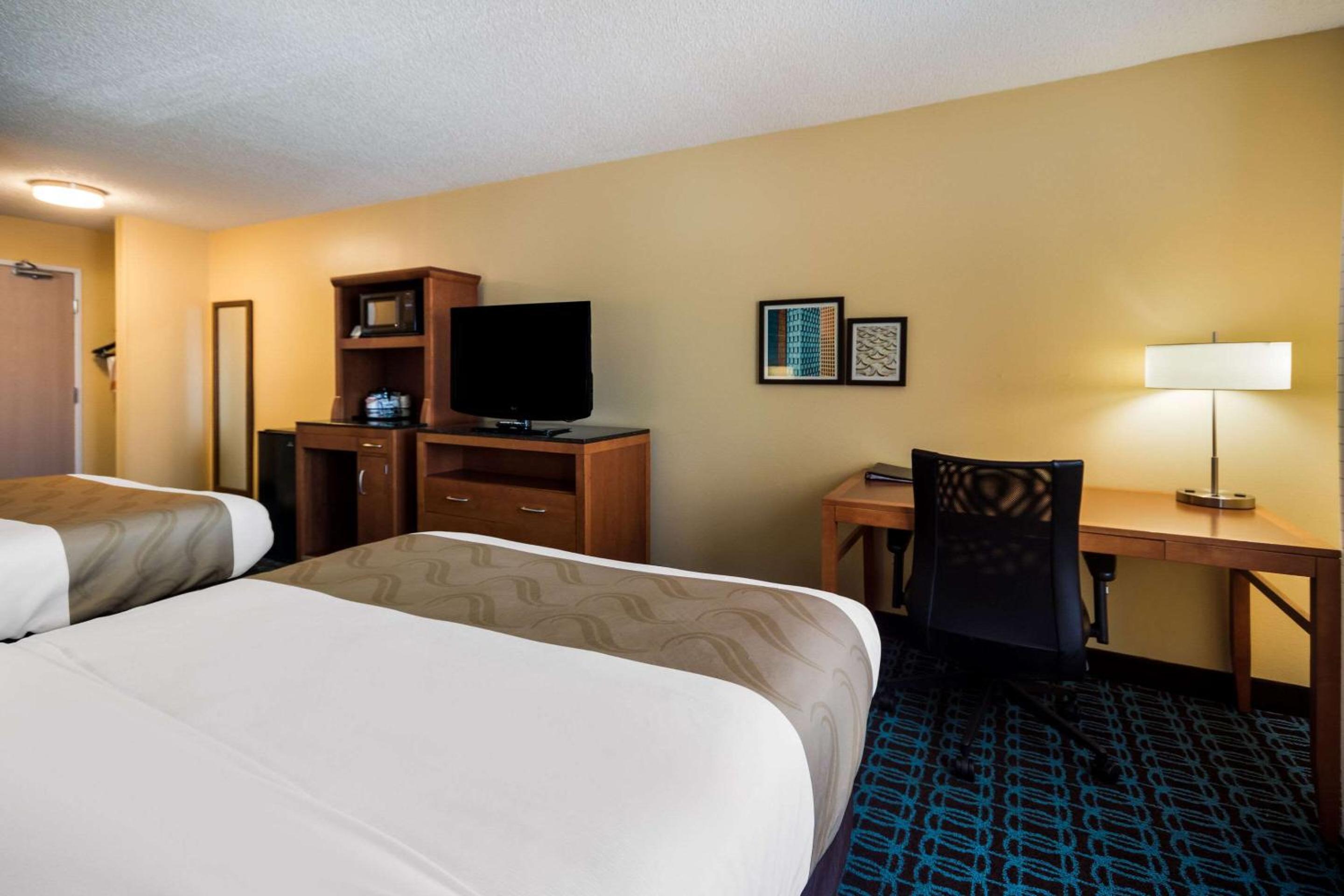 Queen Room with Two Queen Beds - Non-Smoking - Photo 8