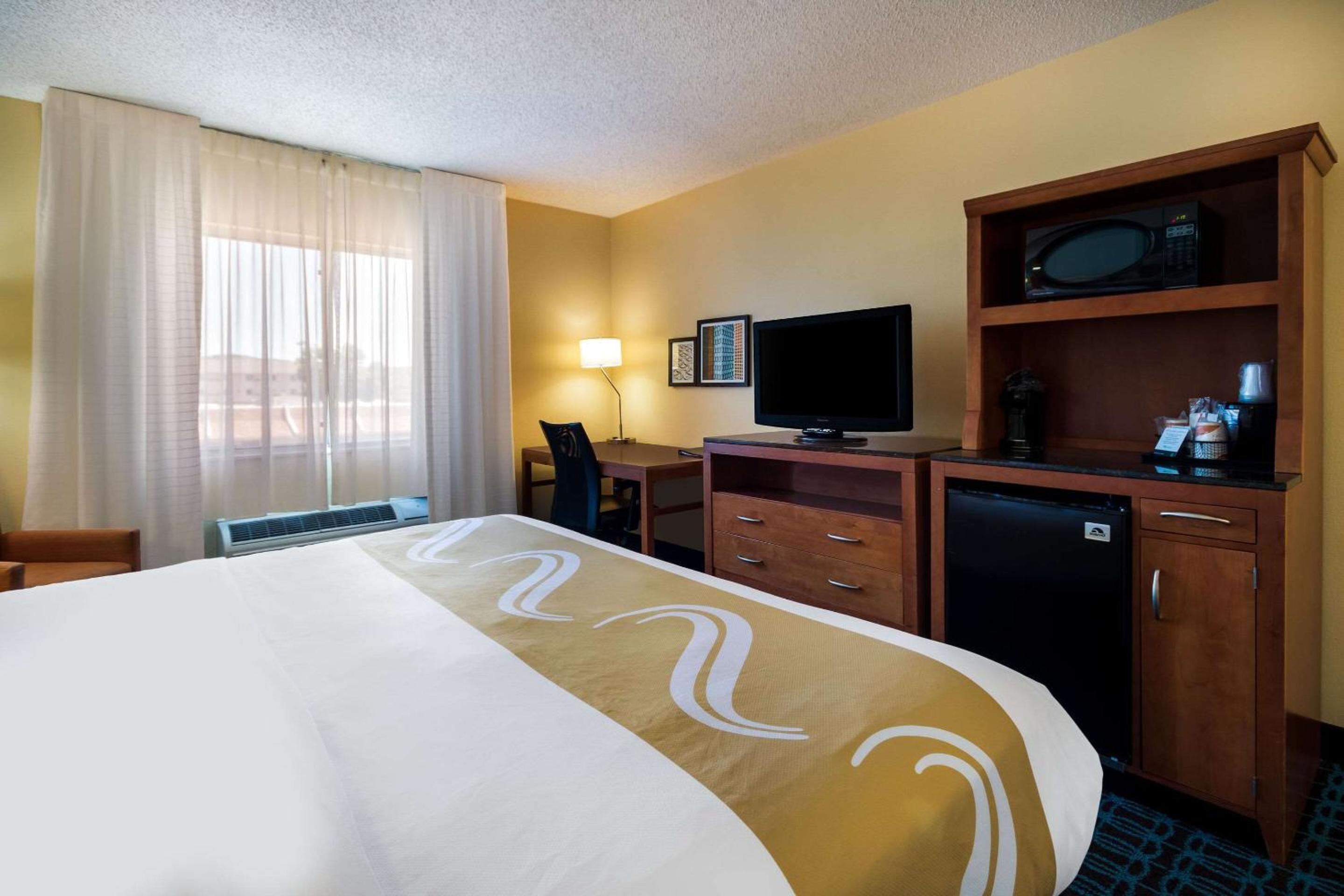 King Room - Non-Smoking - Photo 4