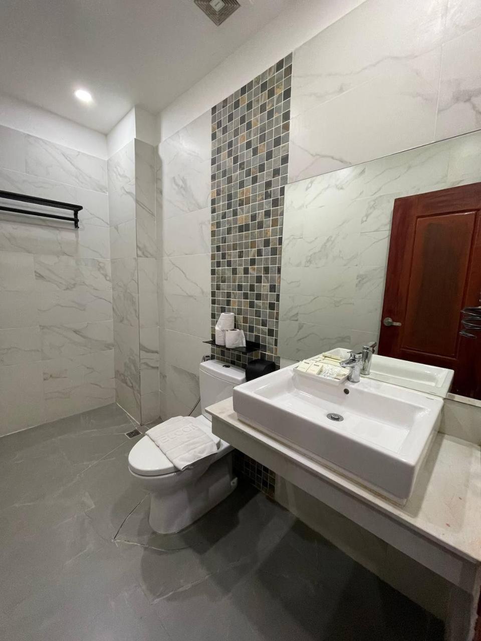 Deluxe Double Room with Balcony - No View  - Photo 3