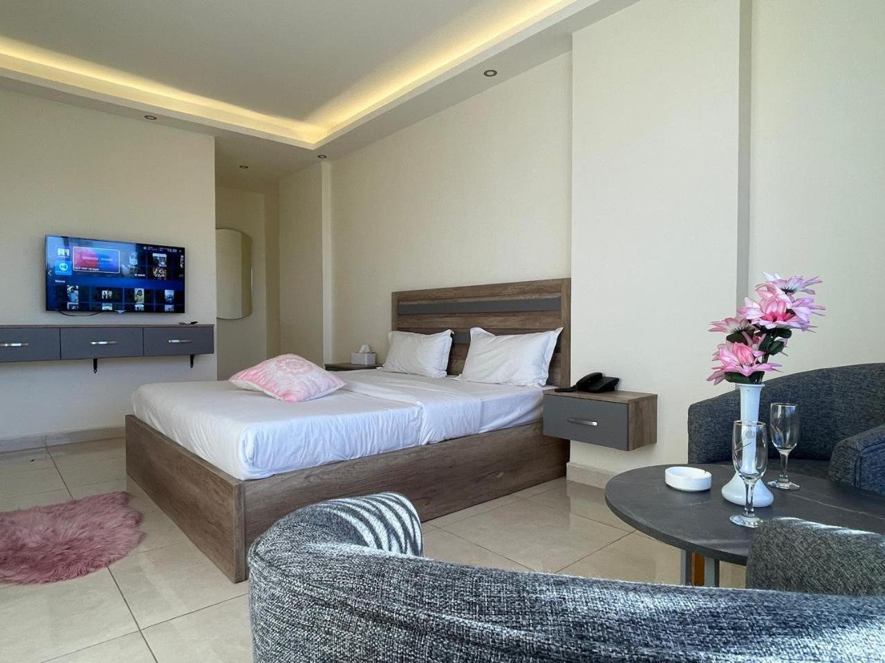 Deluxe Suite - Photo 11