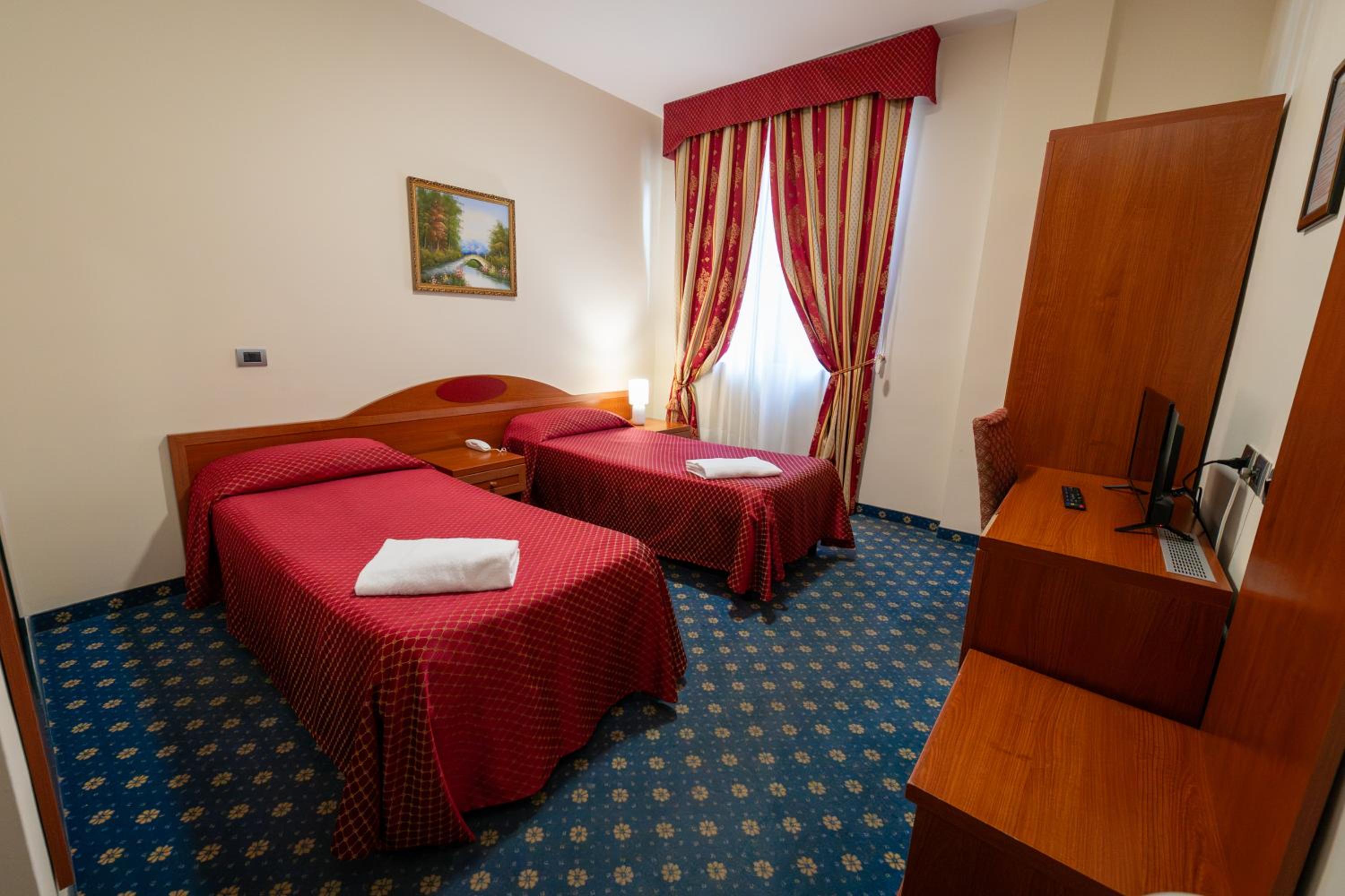 Twin Room - Photo 1