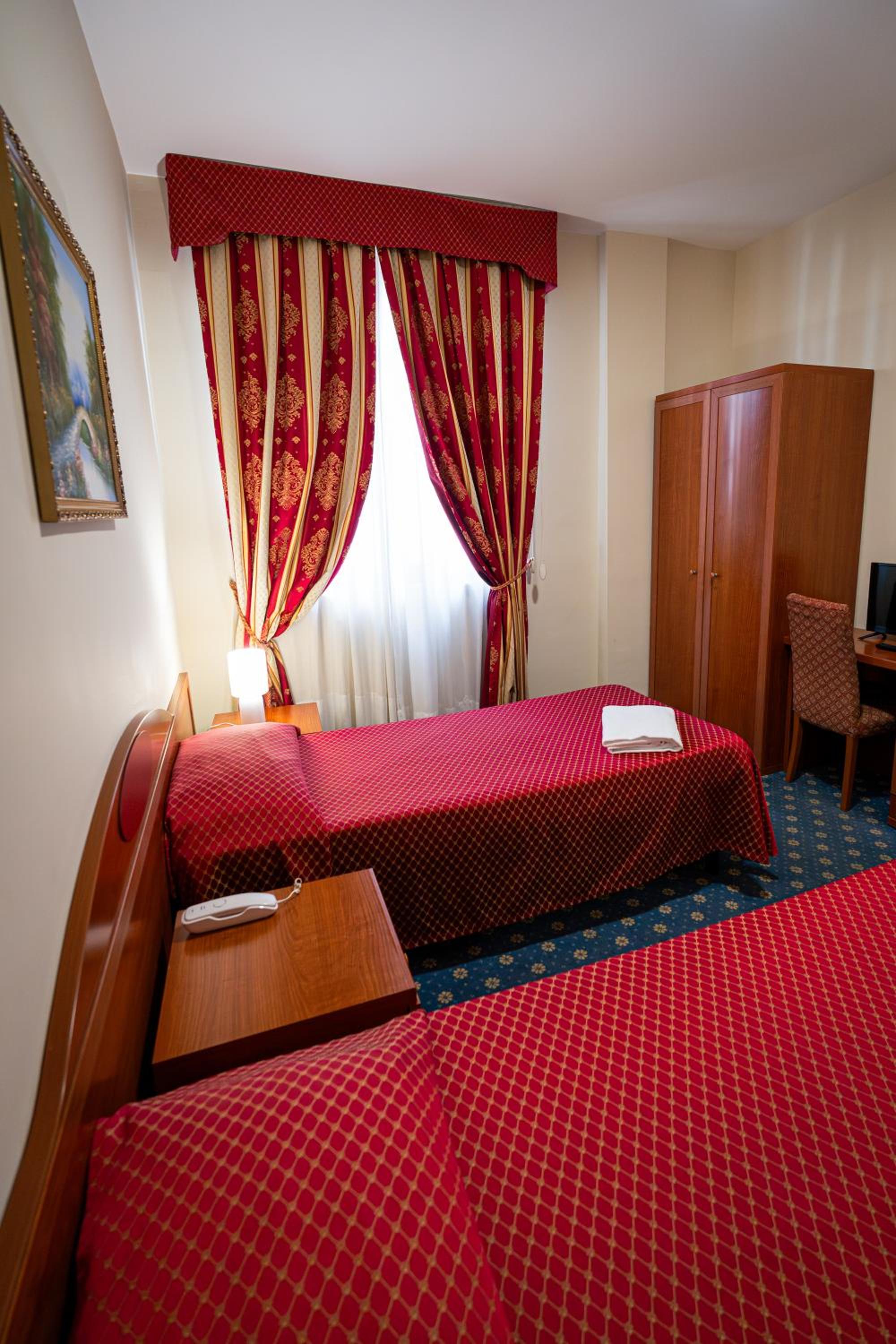 Twin Room - Photo 2