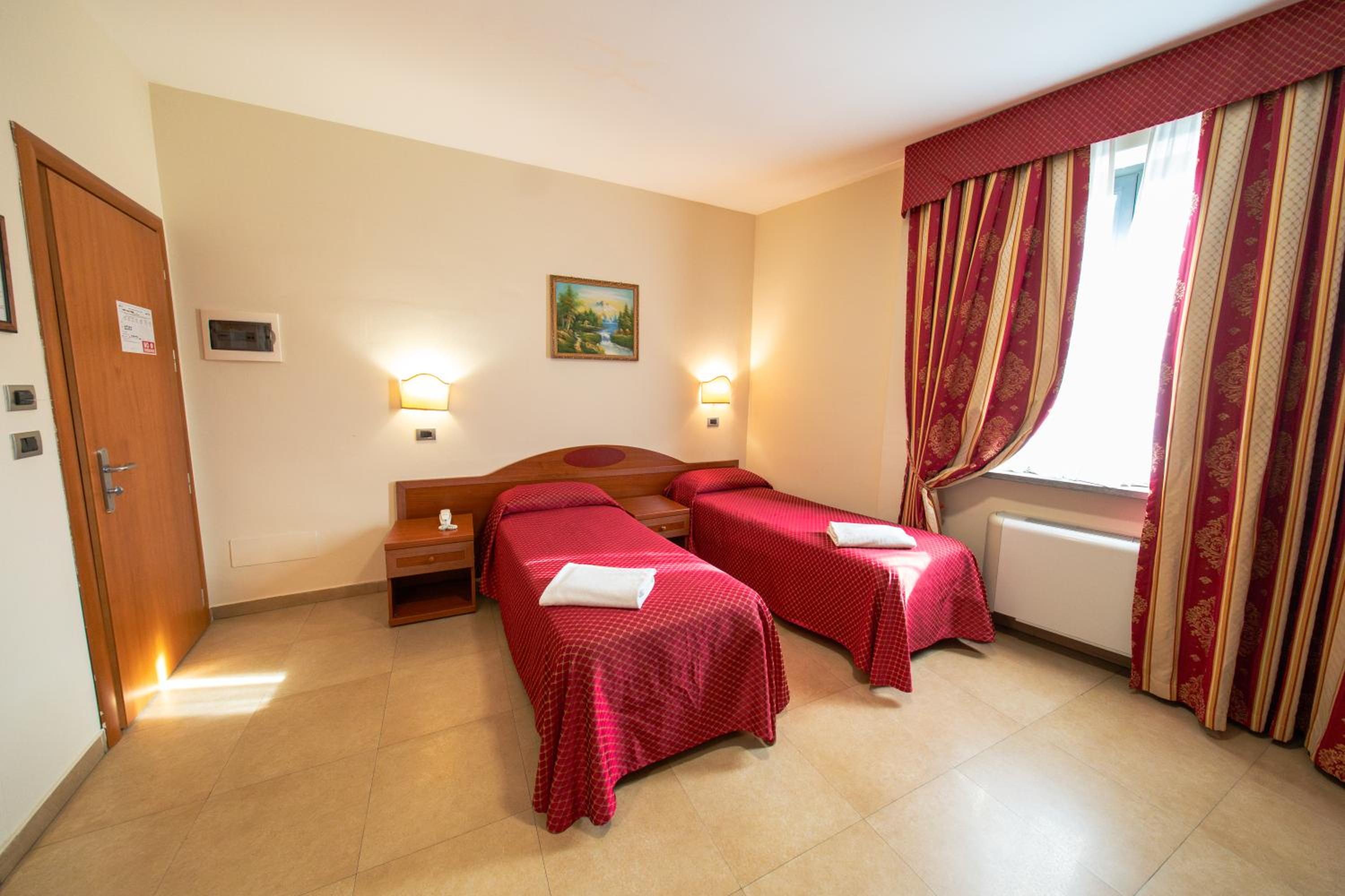 Twin Room - Photo 3